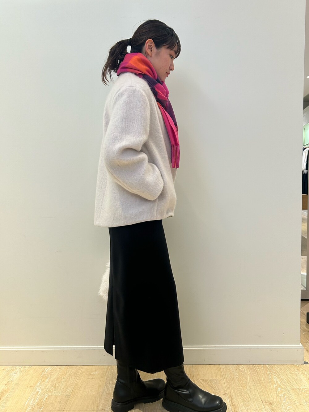 「NOLLEY'S、シャギーコート、ショートコート、黒スカート、タイトスカート、タートルネック、ファーバッグ、チェックストール、きれいめカジュアル、高身長女子、高身長コーデ」｜「NOLLEY’Sの《セットアップ対応》《手洗い可能》ダブルジャージタイトミディスカート（スカート、ブラック系）」を使った、fukudaさん（レディース・170cm）の秋コーディネートの3枚目の写真