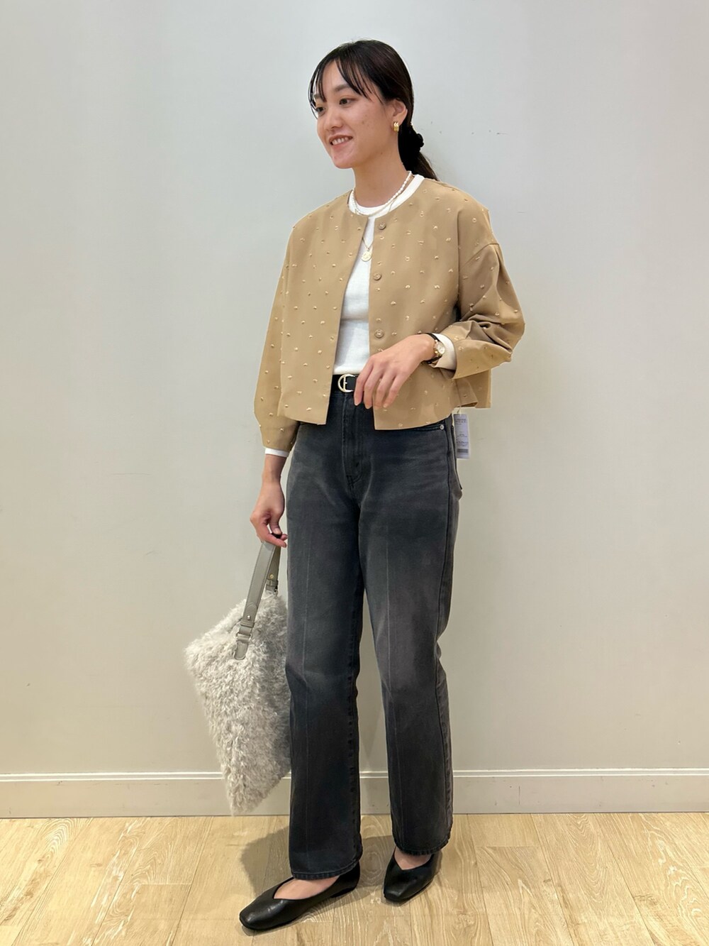 「NOLLEY'S、秋コーデ、ドット、デニム、デニムコーデ、ショート丈トップス、羽織り、キャメル、高身長女子、高身長コーデ」｜「Rie Millerの【RM denim】センタープレスハイウエストデニム（デニムパンツ、グレー系）」を使った、fukudaさん（レディース・170cm）の秋コーディネートの3枚目の写真