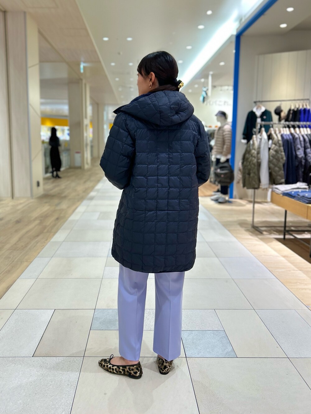 「NOLLEY'S、TAION、ダウン、リバーシブル、アウター、白ニット、カラーパンツ、大人カジュアル、休日スタイル、高身長女子、高身長コーデ」｜「NOLLEY’Sの愛されフラノタックワイドパンツ（その他パンツ、パープル系）」を使った、fukudaさん（レディース・170cm）の秋コーディネートの8枚目の写真