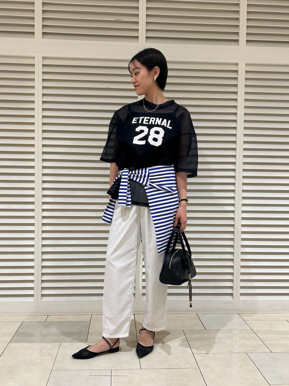 「メッシュ、メッシュトップス、プリントT、白パンツ、夏コーデ、撥水加工、大人カジュアル、カジュアル、高身長女子、高身長コーデ、休日スタイル、ショートヘア」｜「NOLLEY’Sのラウンドボストンバッグ（ボストンバッグ、ブラック系）」を使った、fukudaさん（レディース・170cm）の春コーディネートの4枚目の写真