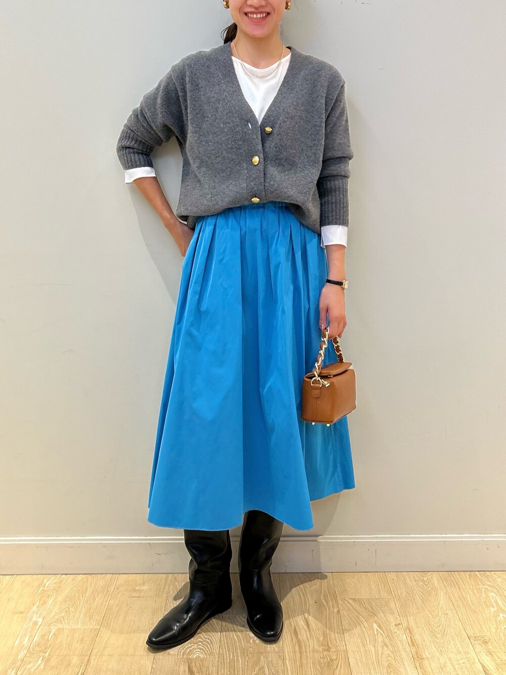 「NOLLEY'S、カーディガン、ゆるニット、サテン、タフタスカート、大人かわいい、ニット、冬コーデ、秋コーデ、高身長女子、高身長コーデ」|「NOLLEY’Sのチェーンハンドルボックスバッグ【made in Italy】(ショルダーバッグ、イエロー系)」を使った、fukudaさん(レディース・170cm)の秋コーディネートの3枚目の写真