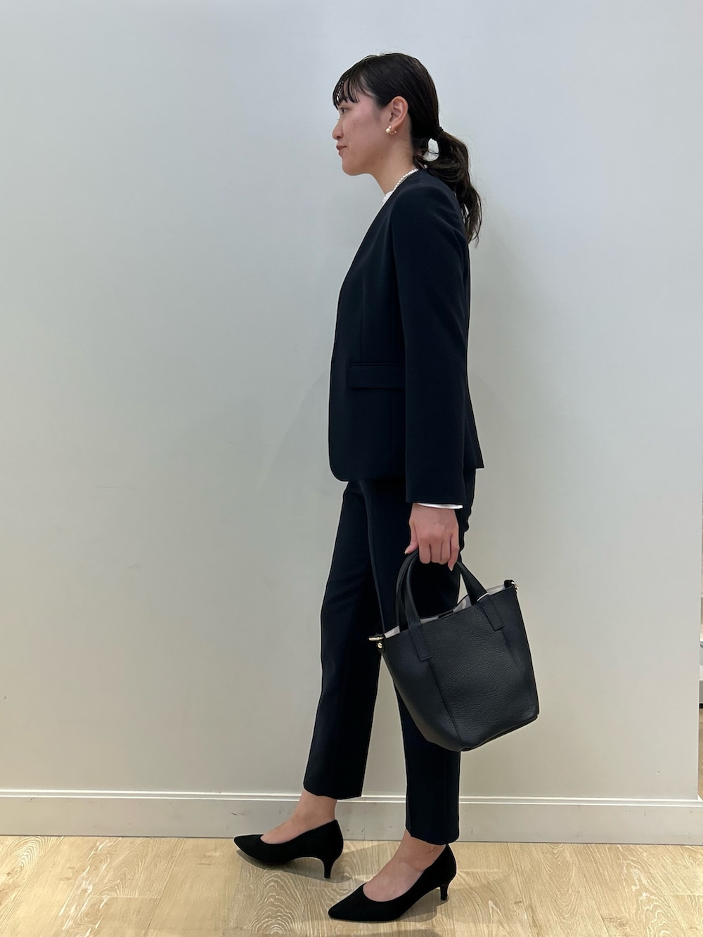 「NOLLEY'S、オフィススタイル、スーツスタイル、ジャケット、ハレの日、セレモニー、キレイめ、セットアップ、高身長女子、高身長コーデ」|「NOLLEY’Sのレザートートバッグ(トートバッグ、ブラック系)」を使った、fukudaさん(レディース・170cm)の冬コーディネートの3枚目の写真