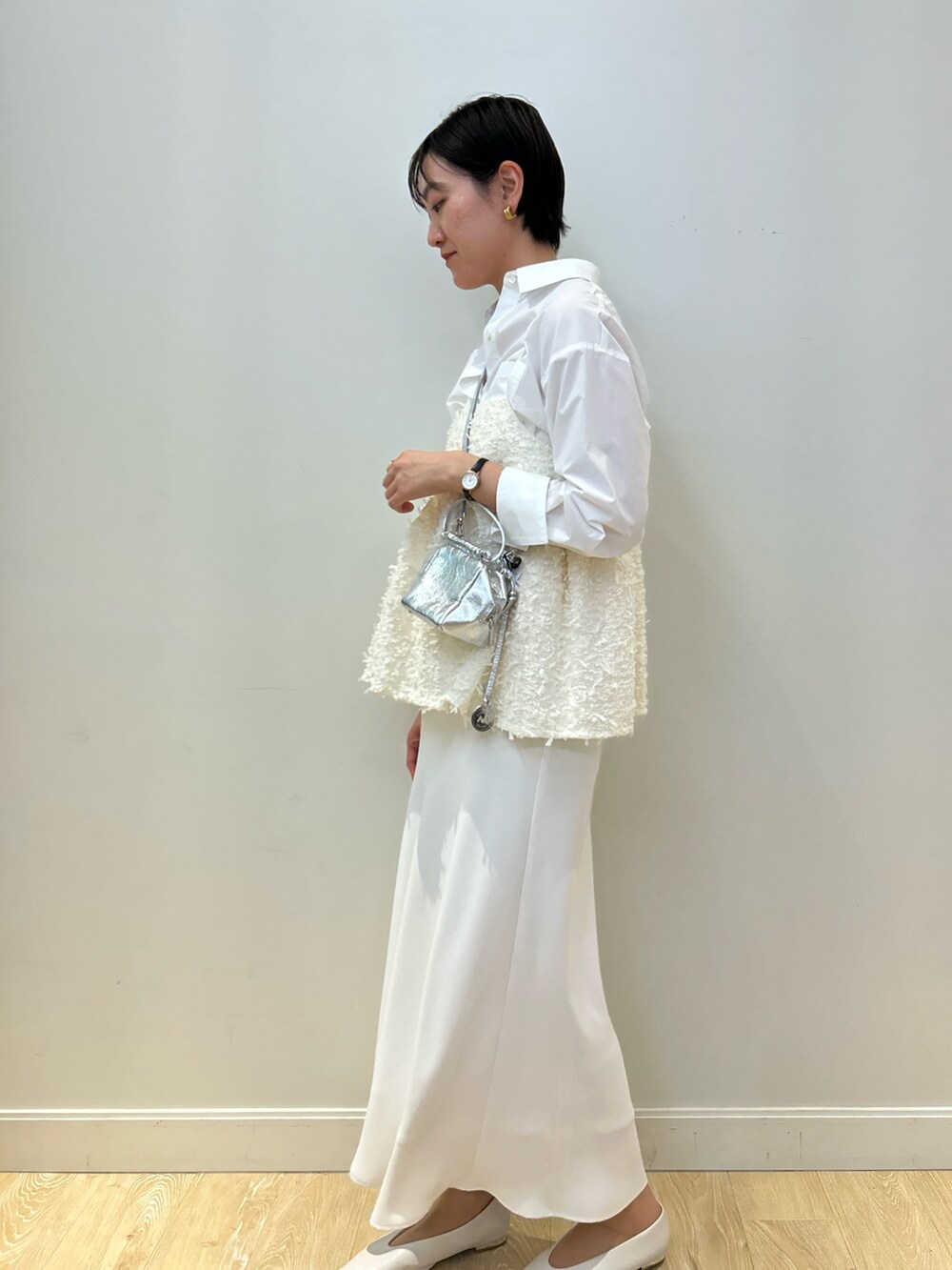 「ワントーン、ワントーンコーデ、ホワイト、ホワイトコーデ、淡色、淡色コーデ、大人かわいい、大人可愛い、フェザー、キャミソール、シャツ、レイヤード、ナロースカート、高身長女子、高身長コーデ」｜「marco masiの【MARCO MASI/ マルコマージ】キューブミニバッグ（ショルダーバッグ、シルバー系）」を使った、fukudaさん（レディース・170cm）の春コーディネートの6枚目の写真