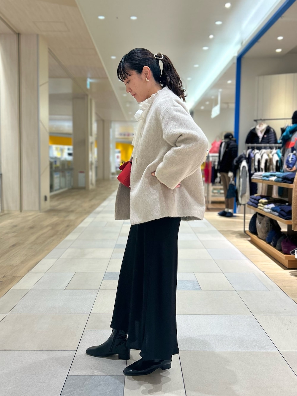 「NOLLEY'S、大人かわいい、ロングスカート、ナロースカート、フリルブラウス、シャギーコート、赤バッグ、キレイめ、高身長女子、高身長コーデ」|「NOLLEY’S Sophiのウォッシャブルマットサテンナロースカート(スカート、ブラック系)」を使った、fukudaさん(レディース・170cm)の冬コーディネートの4枚目の写真