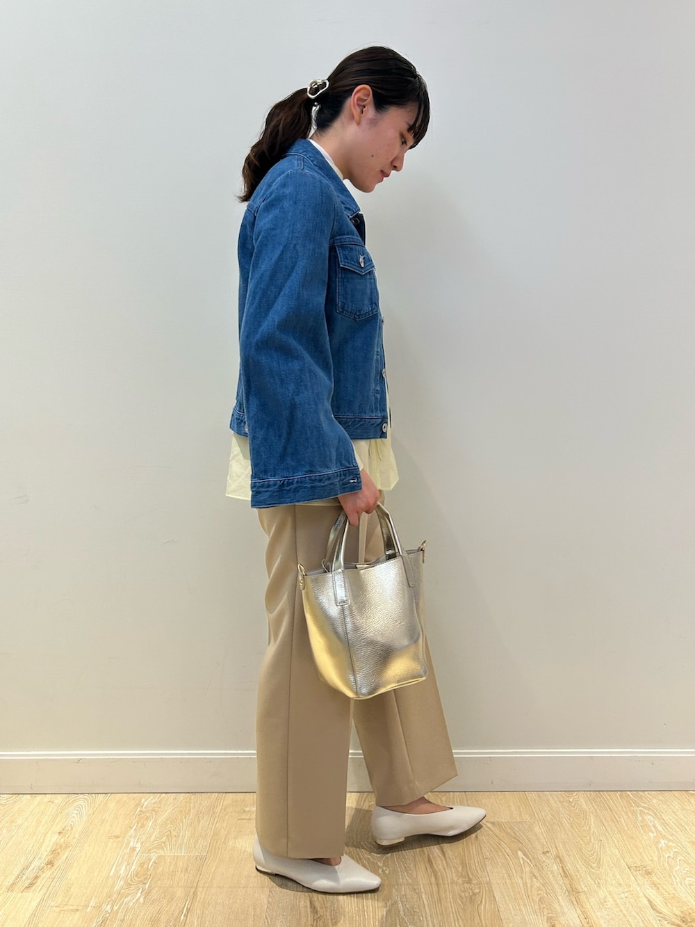 「NOLLEY'S、デニム、デニムジャケット、ワイドパンツ、イエロー、春コーデ、シア―ブラウス、大人カジュアル、高身長女子、高身長コーデ」｜「NOLLEY’Sのウォッシャブル愛されイージータックワイドパンツ（その他パンツ、ベージュ系）」を使った、fukudaさん（レディース・170cm）の冬コーディネートの3枚目の写真
