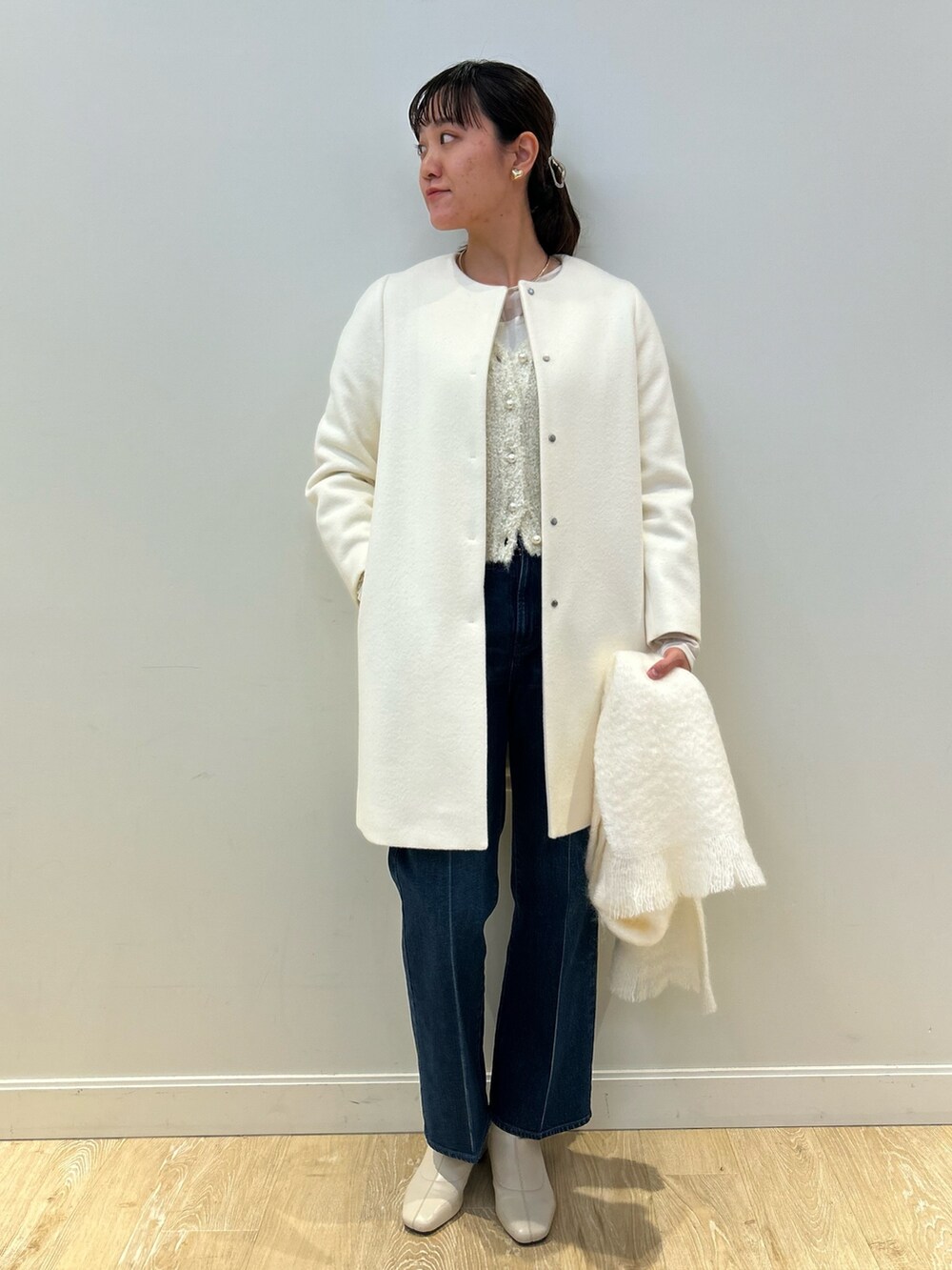 「NOLLEY'S、キレイめ、デニム、きれいめカジュアル、ホワイトコーデ、コート、おでかけコーデ、高身長女子、高身長コーデ、シアートップス」|「Rie Millerのセンタープレスハイウエストデニム(デニムパンツ、ブルー系)」を使った、fukudaさん(レディース・170cm)の冬コーディネートの3枚目の写真