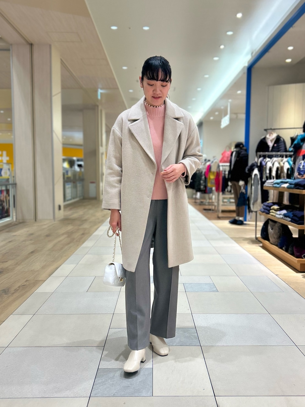 「NOLLEY'S、ピンク、パール、ベージュコーデ、大人可愛い、グレーコーデ、キレイめ、お出かけコーデ、高身長女子、高身長コーデ、キルティングバッグ」｜「NOLLEY’S Sophiの衿端パール片畦プルオーバーニット（ニット/セーター、ピンク系）」を使った、fukudaさん（レディース・170cm）の冬コーディネートの2枚目の写真
