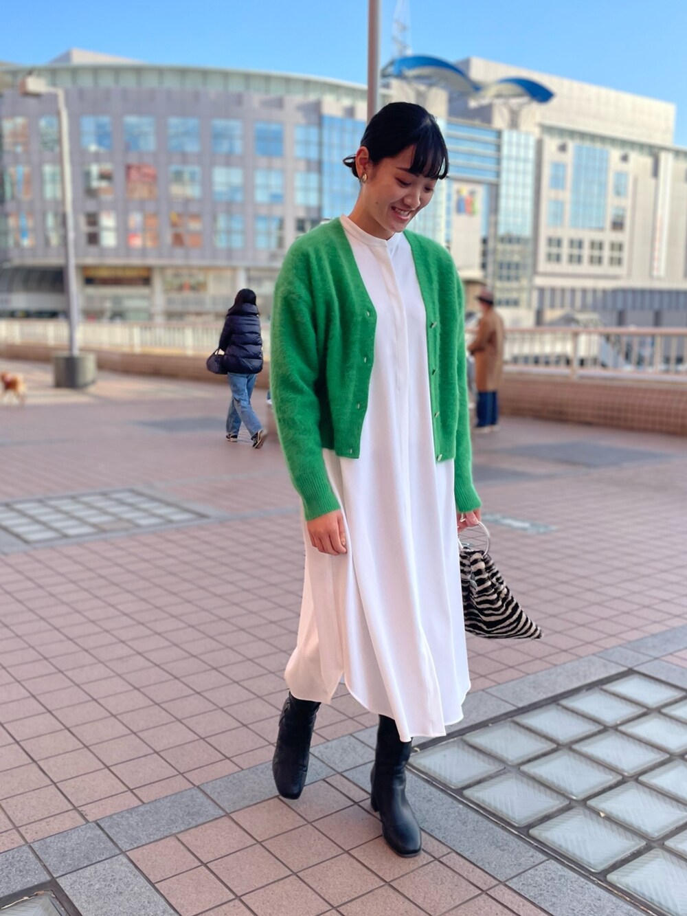 「ノーリーズ、NOLLEY'S、ワンピース、白ワンピース、ふわふわニット、ショート丈ニット、カーディガン、冬コーデ、お出かけコーデ、楽チンワンピース、ロングブーツコーデ、ロングブーツ、高身長女子、高身長コーデ、170cm」｜「NOLLEY’Sのヘアリーニットクロップドカーディガン（カーディガン/ボレロ、グリーン系）」を使った、fukudaさん（レディース・170cm）の冬コーディネートの4枚目の写真