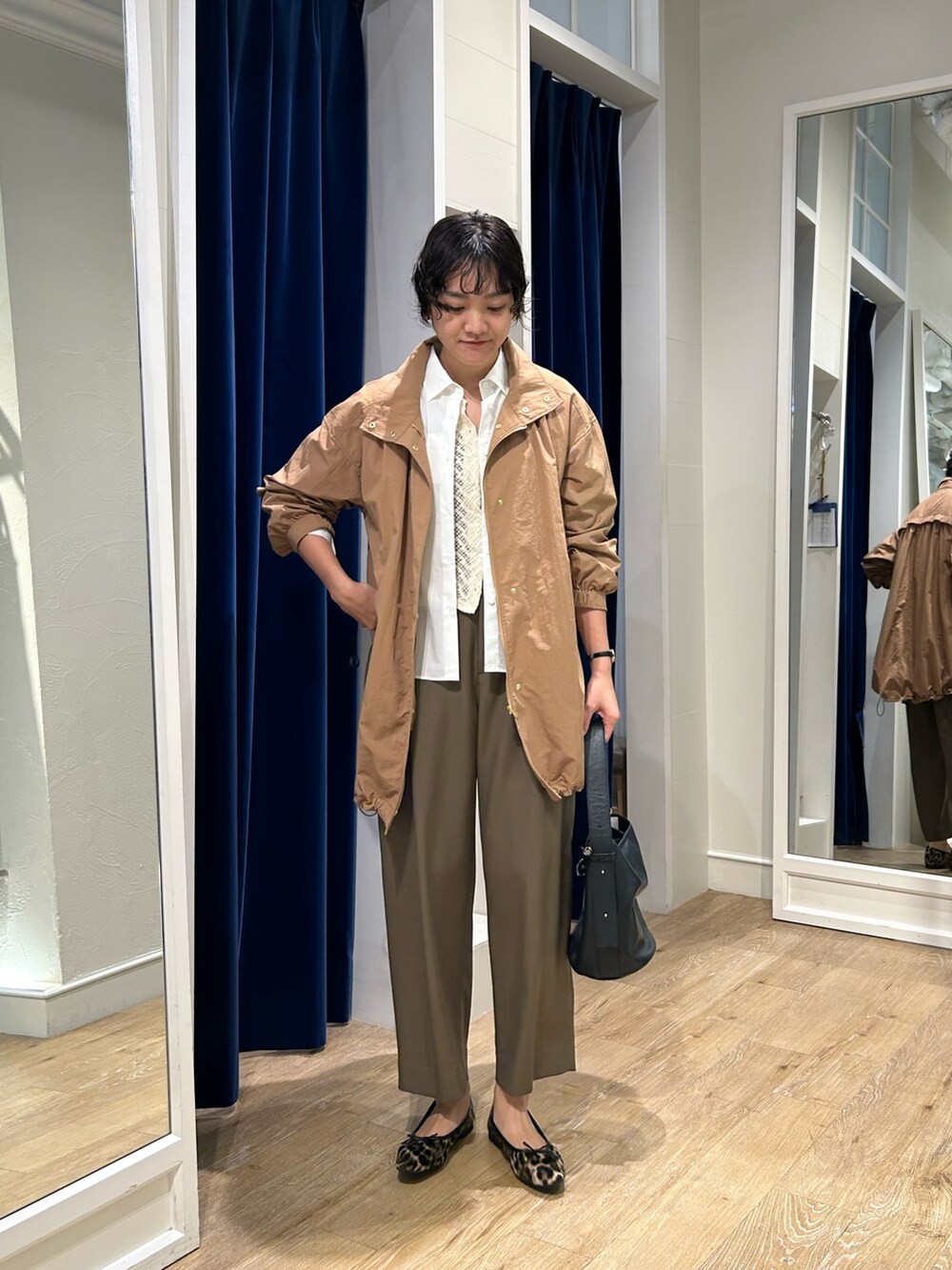 ホワイト系のカーディガン/ボレロ、ホワイト系のシャツ/ブラウス、イエロー系のその他アウターを着用したレディースの秋コーディネートの2枚目の写真