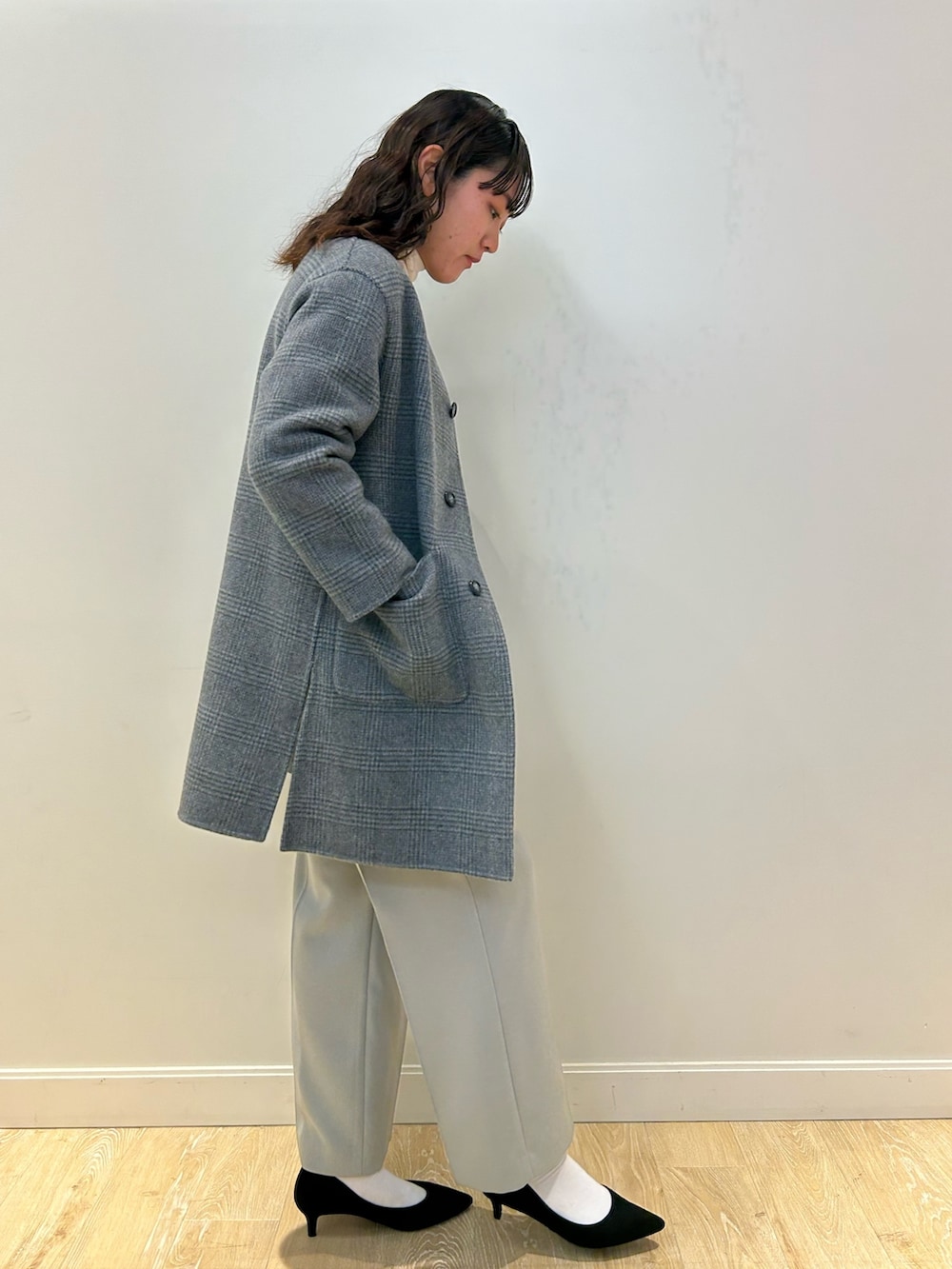 「NOLLEY'S、リバーシブル、ピンクニット、グレー、グレーコーデ、キレイめ、レイヤードスタイル、高身長女子、高身長コーデ」|「NOLLEY’Sのウォッシャブルイージーワイドパンツ(その他パンツ、グレー系)」を使った、fukudaさん(レディース・170cm)の秋コーディネートの2枚目の写真