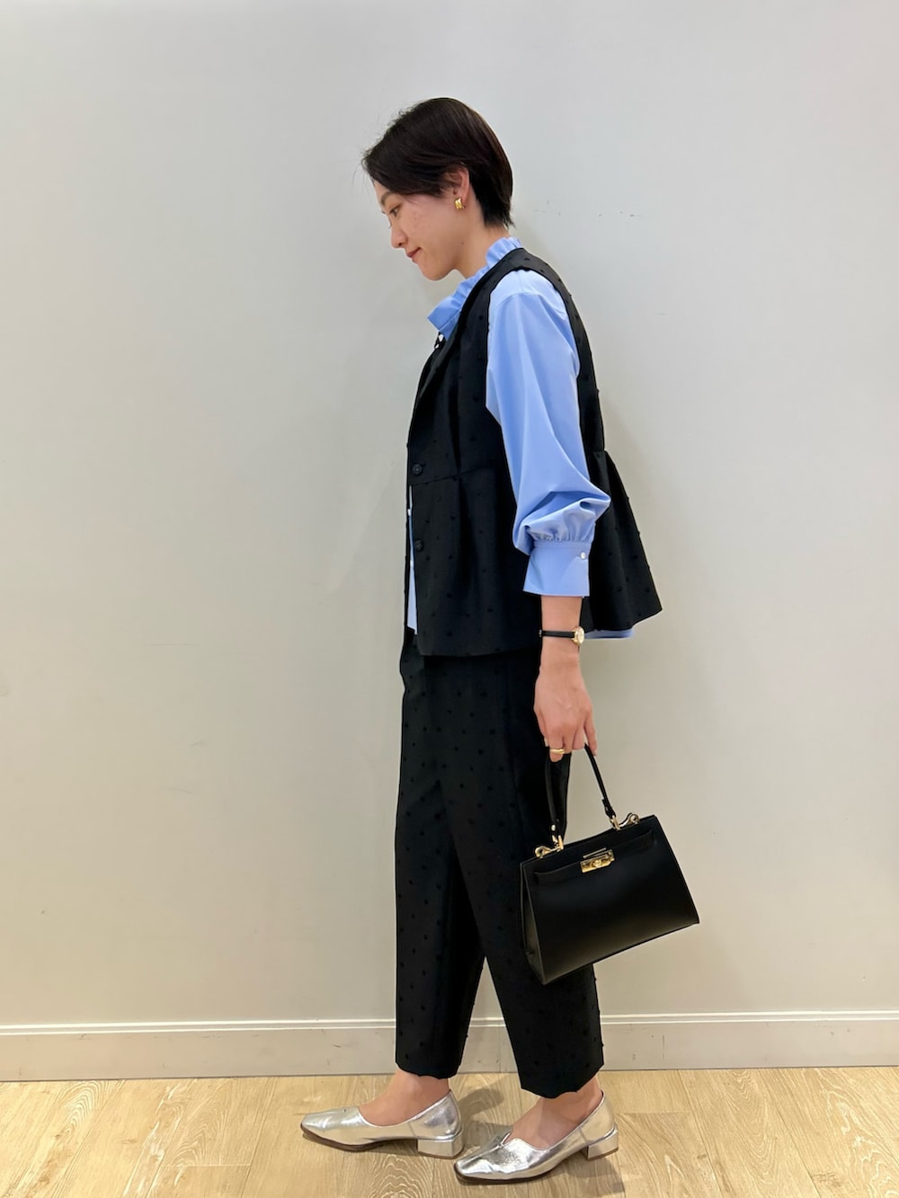 「セレモニー、セレモニーコーデ、セレモニースタイル、ドット、ドットパンツ、ジャガード、きちんとスタイル、オケージョン、セットアップ、フリルトップス、高身長女子、高身長コーデ、ショートヘア」｜「NOLLEY’Sのサテン×ベア天2WAYキャミソール（タンクトップ、ブラック系）」を使った、fukudaさん（レディース・170cm）の冬コーディネートの4枚目の写真