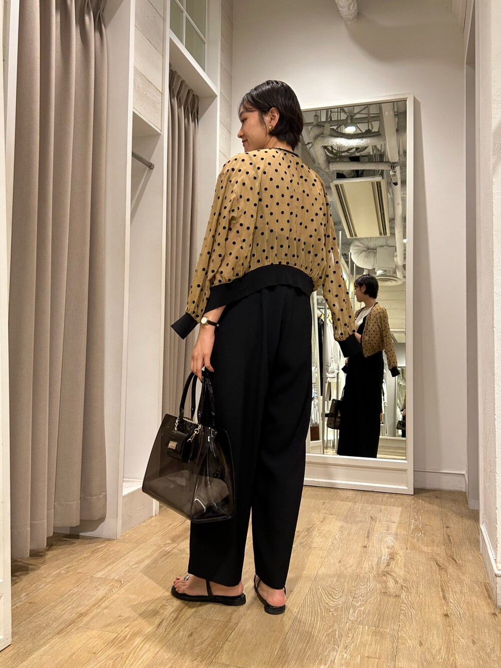 「NOLLEY'S、フロッキードット、カーディガン、シアートップス、オールインワン、サテン、大人カジュアル、大人かわいい、高身長女子、高身長コーデ、ショートヘア」｜「Rie Millerの《セットアップ対応》【PR林☆別注アイテム】ウォッシャブルエアーシャークオールインワン（つなぎ/オールインワン、ブラック系）」を使った、fukudaさん（レディース・170cm）の夏コーディネートの6枚目の写真