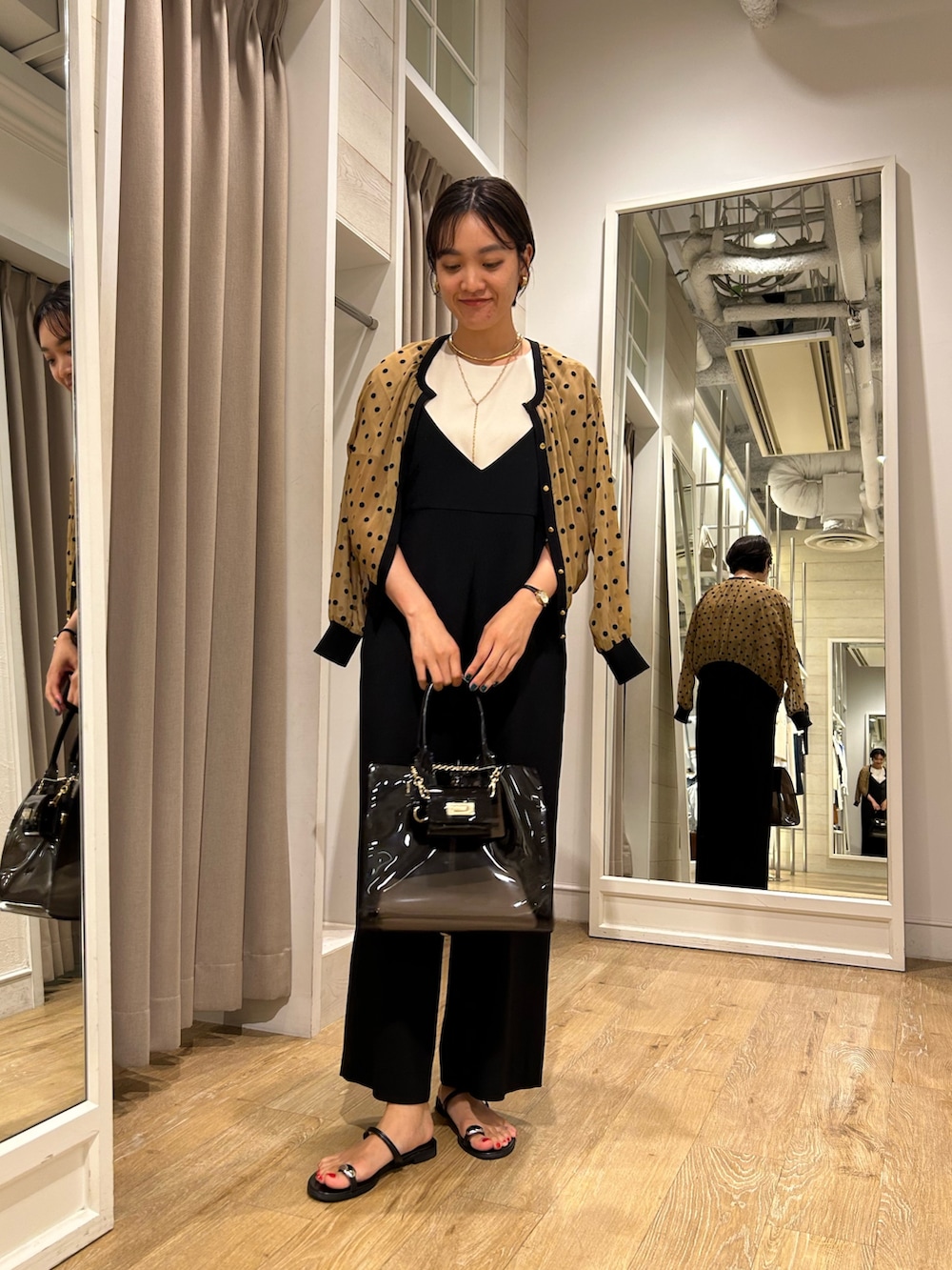 「NOLLEY'S、フロッキードット、カーディガン、シアートップス、オールインワン、サテン、大人カジュアル、大人かわいい、高身長女子、高身長コーデ、ショートヘア」｜「Rie Millerの《セットアップ対応》【PR林☆別注アイテム】ウォッシャブルエアーシャークオールインワン（つなぎ/オールインワン、ブラック系）」を使った、fukudaさん（レディース・170cm）の夏コーディネートの4枚目の写真