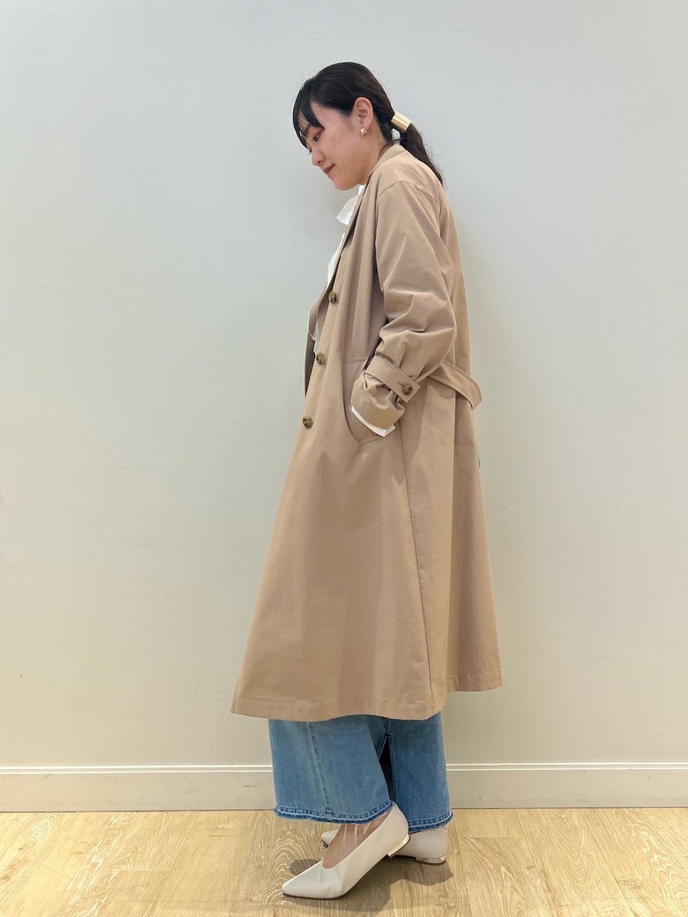 「NOLLEY'S、トレンチコート、春コーデ、きれいめカジュアル、デニム、デニムコーデ、大人カジュアル、大人かわいい、高身長女子、高身長コーデ」｜「NOLLEY’Sの衿フリルシャツ（シャツ/ブラウス、ホワイト系）」を使った、fukudaさん（レディース・170cm）の春コーディネートの4枚目の写真