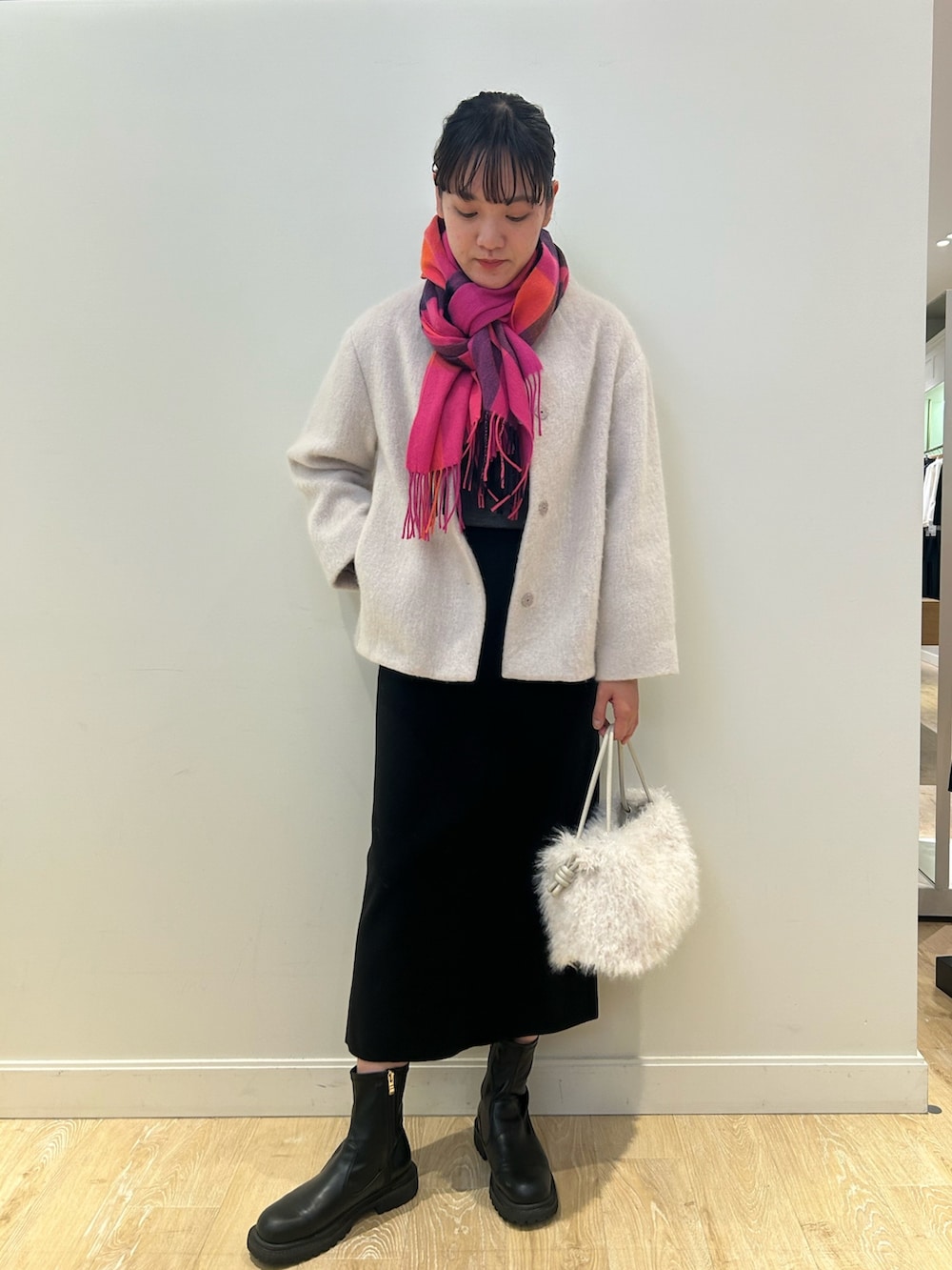 「NOLLEY'S、シャギーコート、ショートコート、黒スカート、タイトスカート、タートルネック、ファーバッグ、チェックストール、きれいめカジュアル、高身長女子、高身長コーデ」｜「NOLLEY’Sの《セットアップ対応》《手洗い可能》ダブルジャージタイトミディスカート（スカート、ブラック系）」を使った、fukudaさん（レディース・170cm）の秋コーディネートの2枚目の写真