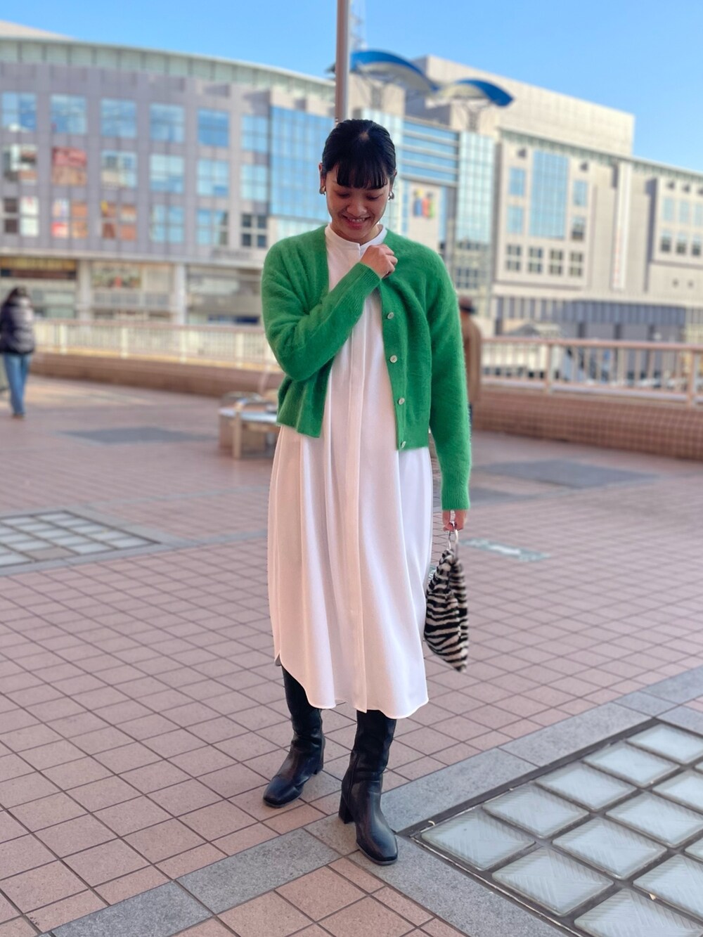 「ノーリーズ、NOLLEY'S、ワンピース、白ワンピース、ふわふわニット、ショート丈ニット、カーディガン、冬コーデ、お出かけコーデ、楽チンワンピース、ロングブーツコーデ、ロングブーツ、高身長女子、高身長コーデ、170cm」｜「NOLLEY’Sのヘアリーニットクロップドカーディガン（カーディガン/ボレロ、グリーン系）」を使った、fukudaさん（レディース・170cm）の冬コーディネートの3枚目の写真