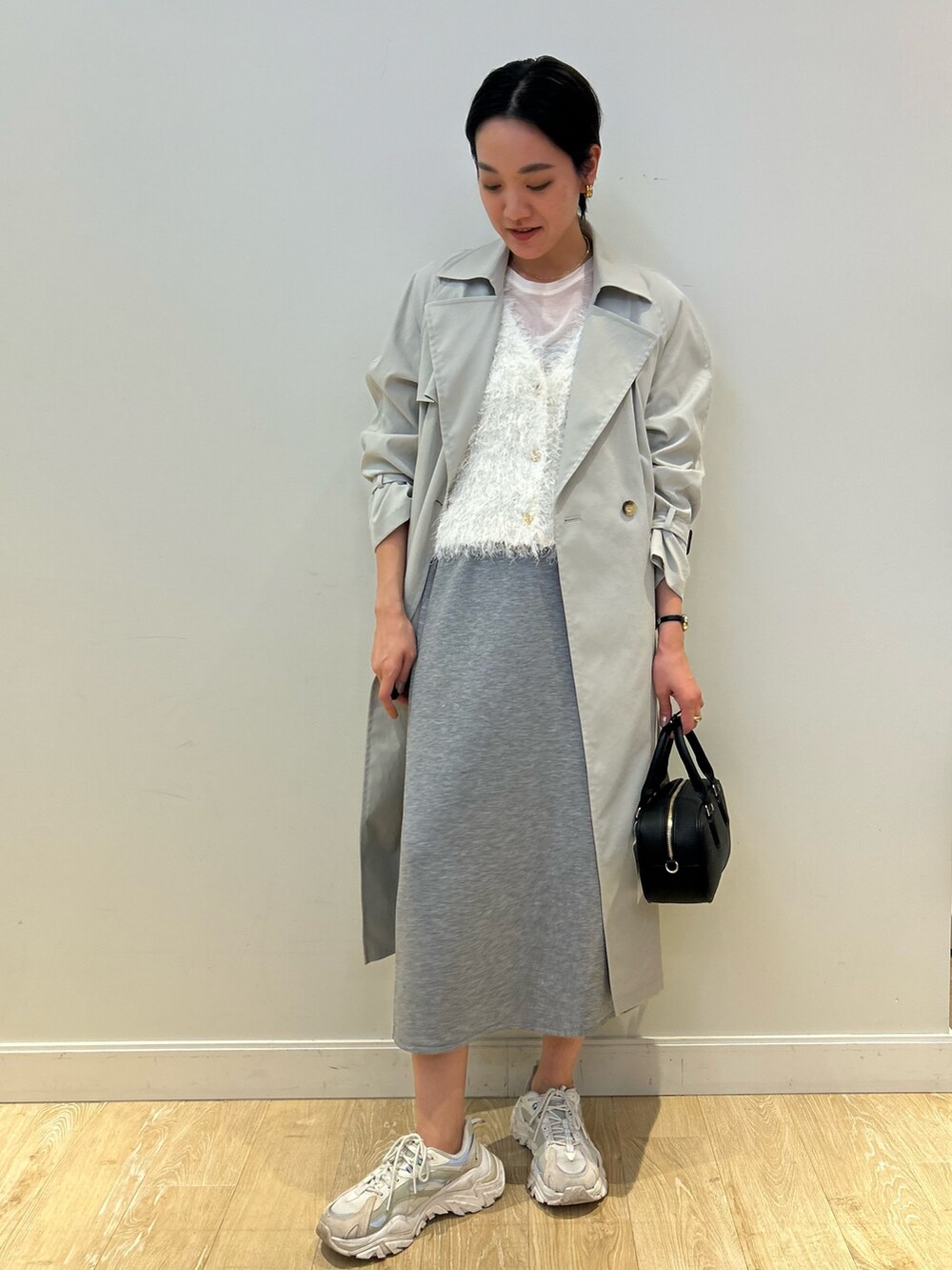 「レイヤードスタイル、オトナカジュアル、楽チンコーデ、春服、きれいめコーデ、大人かわいい、高身長女子、ベストコーデ、タイトスカート、高身長コーデ、ショートヘア、トレンチコート、NOLLEY'S」|「NOLLEY’S Sophiのシアーフライス ロンT(Tシャツ/カットソー、ホワイト系)」を使った、fukudaさん(レディース・170cm)の冬コーディネートの3枚目の写真