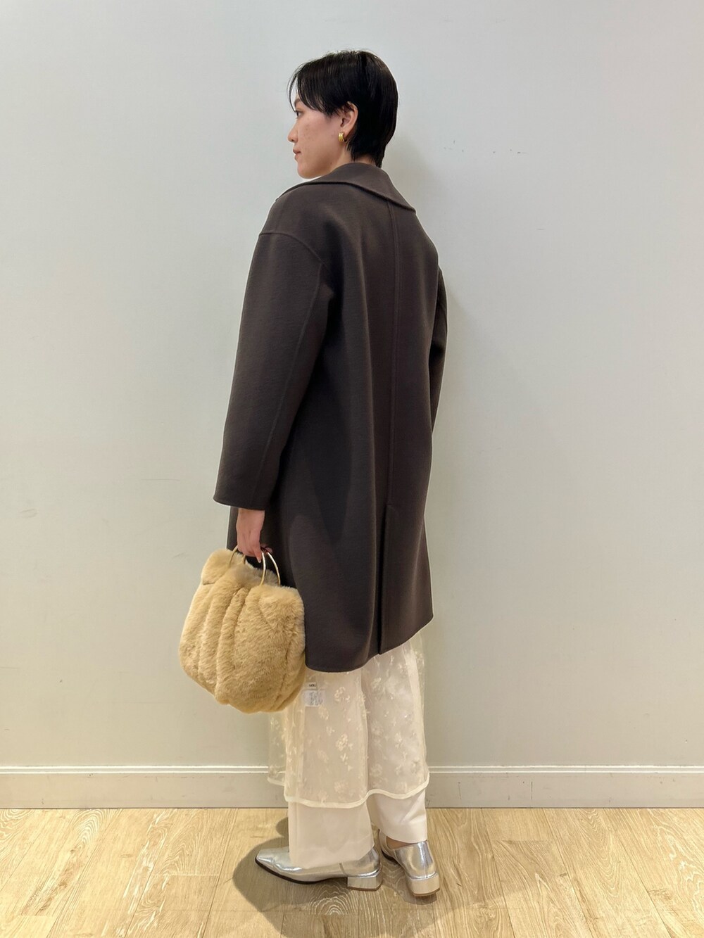 「NOLLEY'S、冬アウター、ホワイト、ホワイトパンツ、ラップスカート、クリスマスコーデ、ブラウン、ファーバッグ、大人かわいい、キレイめ、高身長女子、高身長コーデ、ショートヘア」|「NOLLEY’Sのエコファーリングハンドルバッグ(ショルダーバッグ、ベージュ系)」を使った、fukudaさん(レディース・170cm)の秋コーディネートの5枚目の写真