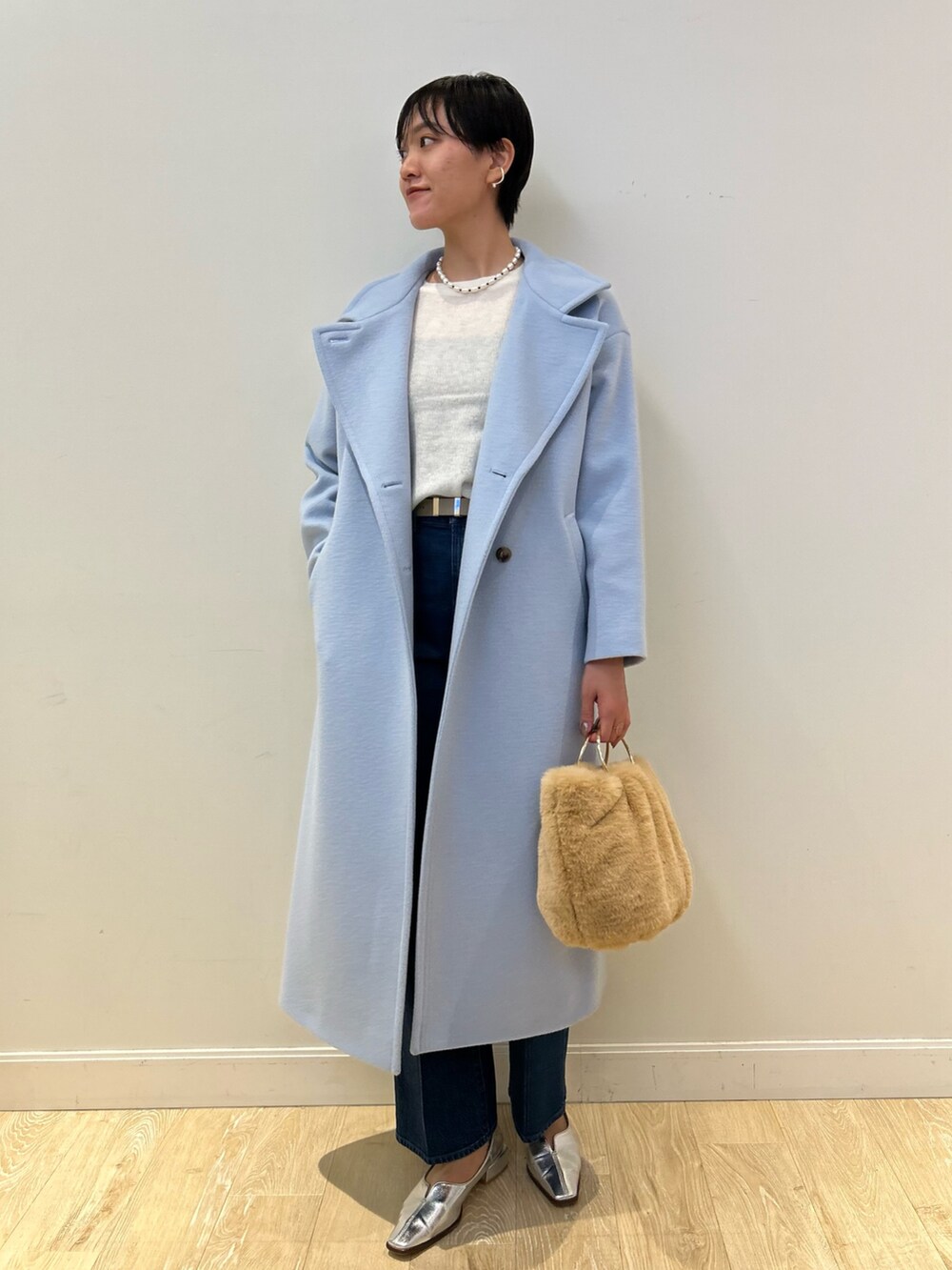 「NOLLEY'S、コート、アウター、ブルーコーデ、シアーニット、デニム、デニムコーデ、大人カジュアル、きれいめカジュアル、高身長女子、高身長コーデ」｜「Rie Millerの【RM denim】センタープレスハイウエストデニム（デニムパンツ、ブルー系）」を使った、fukudaさん（レディース・170cm）の秋コーディネートの3枚目の写真