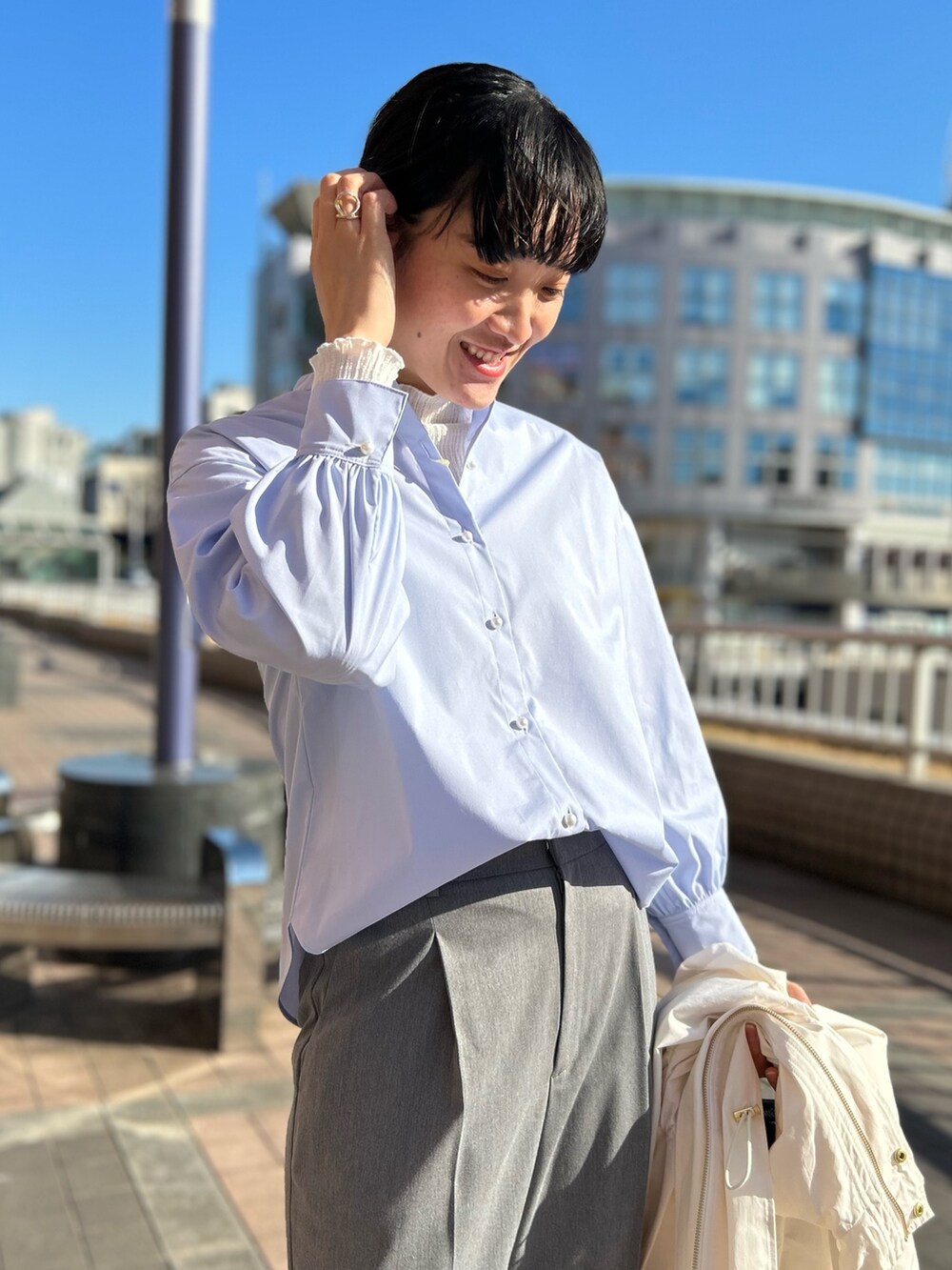 「NOLLEY'S、通勤コーデ、春アウター、重ね着、レイヤードスタイル、マンパ、マウンテンパーカー、キレイめ、ワイドパンツ、高身長女子、高身長コーデ」｜「NOLLEY’Sのレザーボストンバッグ（ボストンバッグ、ブラック系）」を使った、fukudaさん（レディース・170cm）の春コーディネートの7枚目の写真