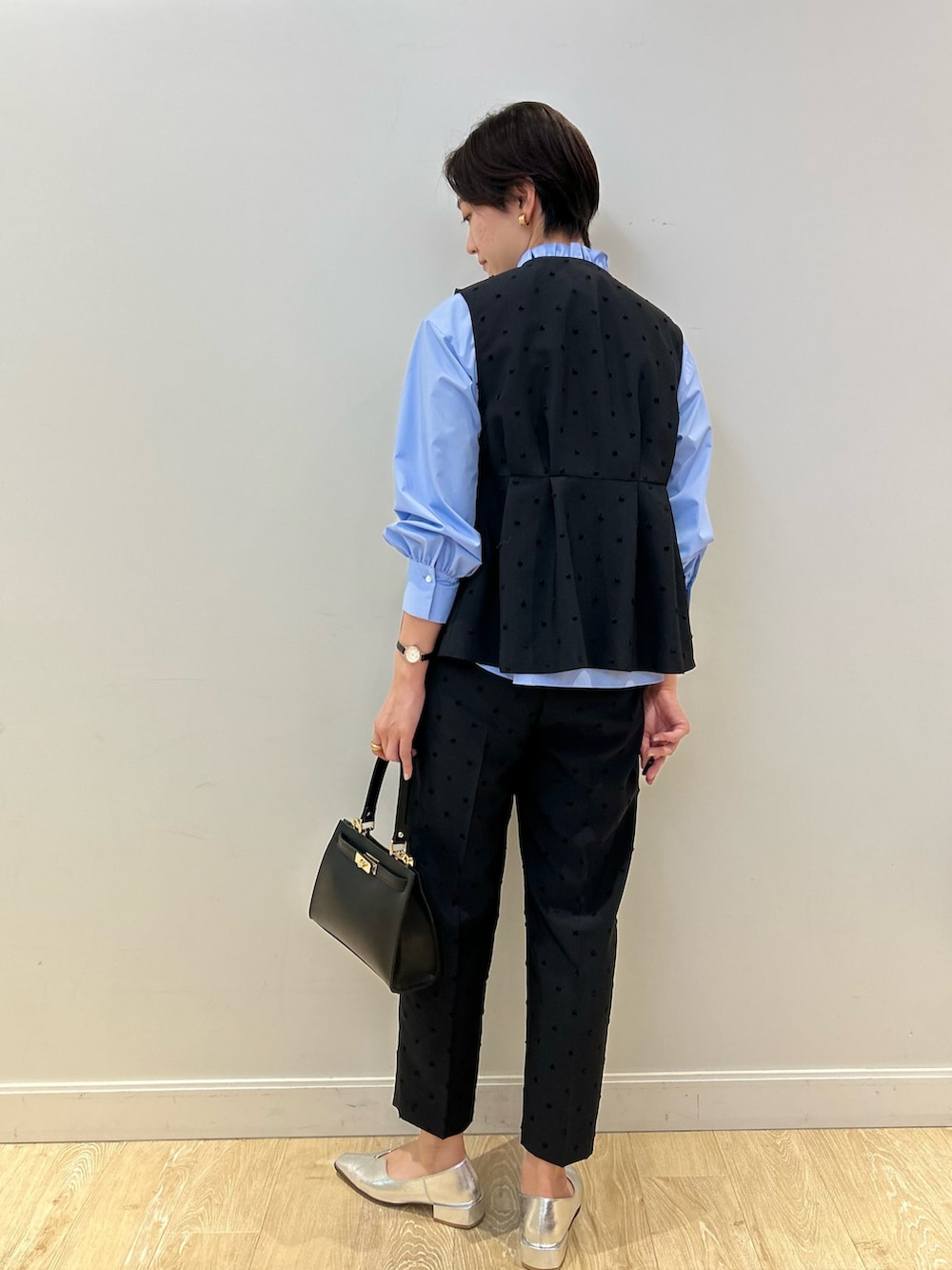 「セレモニー、セレモニーコーデ、セレモニースタイル、ドット、ドットパンツ、ジャガード、きちんとスタイル、オケージョン、セットアップ、フリルトップス、高身長女子、高身長コーデ、ショートヘア」｜「NOLLEY’Sのサテン×ベア天2WAYキャミソール（タンクトップ、ブラック系）」を使った、fukudaさん（レディース・170cm）の冬コーディネートの6枚目の写真