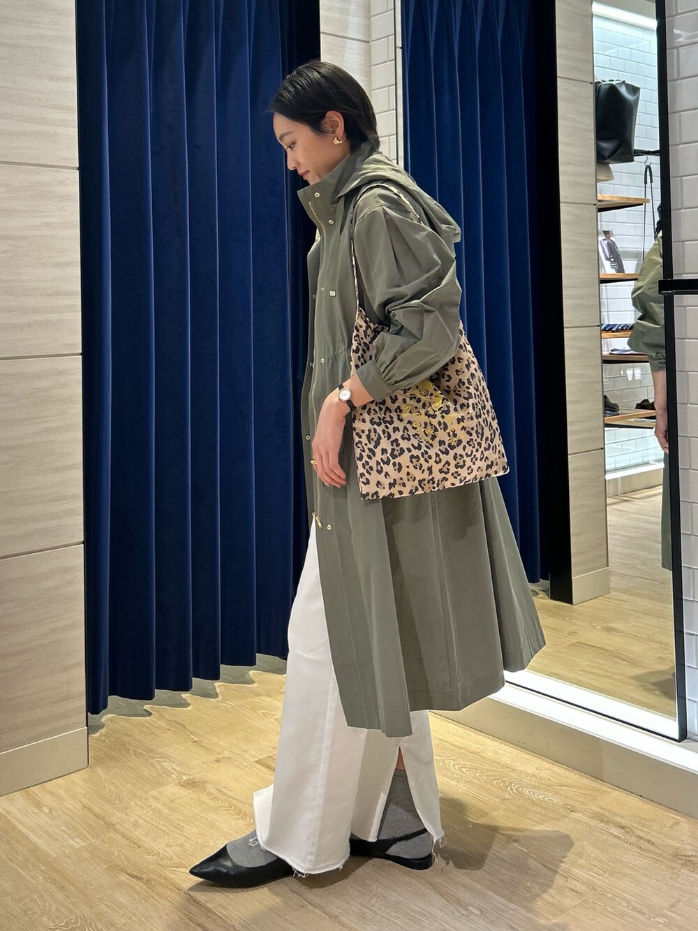 「NOLLEY'S、カーキ、カーキアウター、春コーデ、春アウター、ポロニット、白パンツ、白デニム、フレアデニム、デニム、デニムコーデ、レオパード、大人カジュアル、大人かわいい、高身長女子」｜「NOLLEY’S Sophiの《手洗い可能》ポロ衿プルオーバーニット（ニット/セーター、グレー系）」を使った、fukudaさん（レディース・170cm）の冬コーディネートの5枚目の写真