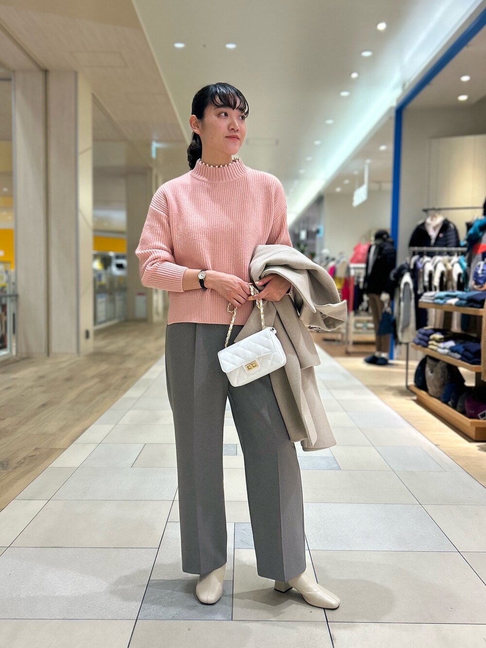 「NOLLEY'S、ピンク、パール、ベージュコーデ、大人可愛い、グレーコーデ、キレイめ、お出かけコーデ、高身長女子、高身長コーデ、キルティングバッグ」｜「NOLLEY’S Sophiの衿端パール片畦プルオーバーニット（ニット/セーター、ピンク系）」を使った、fukudaさん（レディース・170cm）の冬コーディネートの6枚目の写真