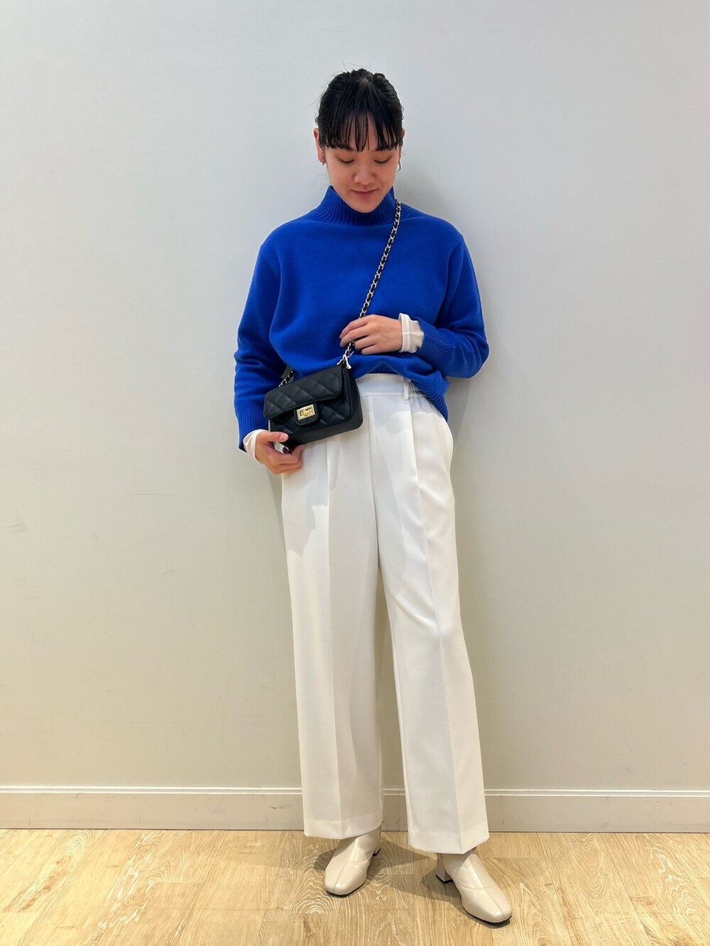 「NOLLEY'S、TAION、ロングダウン、ダウン、キルティングコート、白パンツ、ワイドパンツ、冬コーデ、ブルーニット、シアートップス、高身長女子、高身長コーデ」｜「NOLLEY’Sのウォッシャブルイージーワイドパンツ（その他パンツ、ホワイト系）」を使った、fukudaさん（レディース・170cm）の冬コーディネートの5枚目の写真