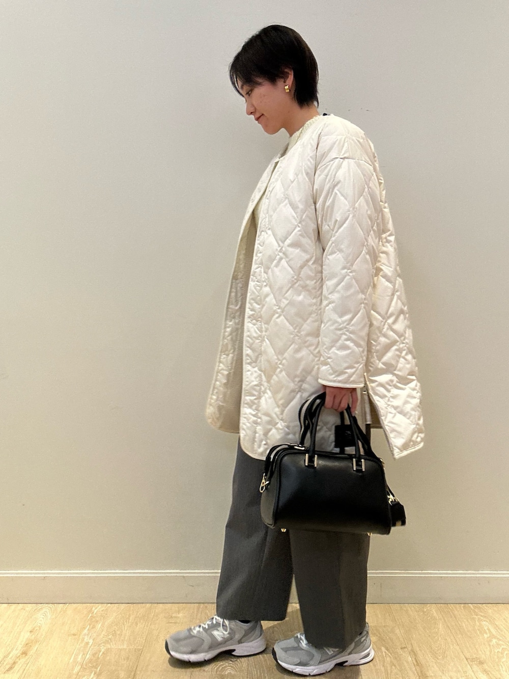 「キルティング、冬アウター、休日スタイル、冬服、パンツコーデ、ラクチンコーデ、パンツスタイル、TAION、ダウン、裏起毛、高身長女子、高身長コーデ、ショートヘア、スニーカーコーデ」｜「NOLLEY’Sのウォッシャブル裏起毛イージーワイドパンツ（その他パンツ、グレー系）」を使った、fukudaさん（レディース・170cm）の冬コーディネートの4枚目の写真
