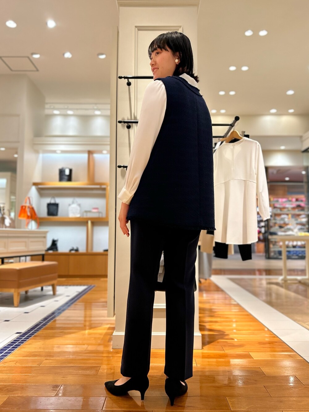 「NOLLEY'S、セレモニーコーデ、セレモニー、ツィード、ハレの日、キレイめ、スプリングコート、ベスト、ベストコーデ、リボンタイ、高身長女子、高身長コーデ」|「AULENTTIの【AULENTTI/ オーレンティ】スクエアひねりショルダーバッグ(ショルダーバッグ、ブラック系)」を使った、fukudaさん(レディース・170cm)の冬コーディネートの4枚目の写真