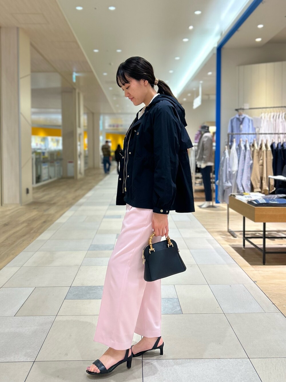 「NOLLEY'S、キレイめ、ピンクコーデ、マウンテンパーカー、春コーデ、ポロニット、お仕事コーデ、ワイドパンツ、高身長女子、高身長コーデ」｜「NOLLEY’S Sophiの《手洗い可能》ポロ衿カーディガン（ニット/セーター、ホワイト系）」を使った、fukudaさん（レディース・170cm）の春コーディネートの3枚目の写真
