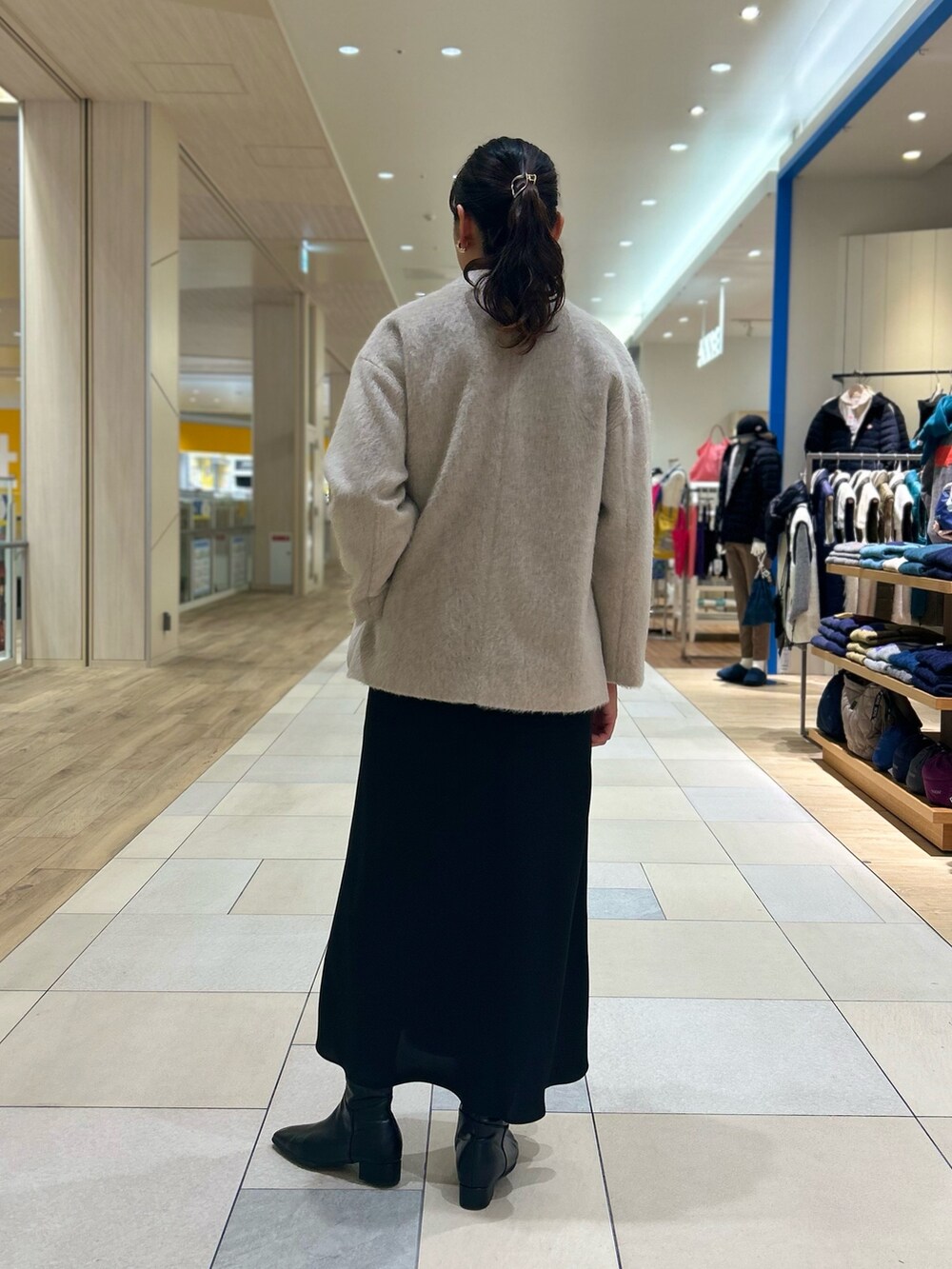 「NOLLEY'S、大人かわいい、ロングスカート、ナロースカート、フリルブラウス、シャギーコート、赤バッグ、キレイめ、高身長女子、高身長コーデ」|「NOLLEY’S Sophiのウォッシャブルマットサテンナロースカート(スカート、ブラック系)」を使った、fukudaさん(レディース・170cm)の冬コーディネートの5枚目の写真