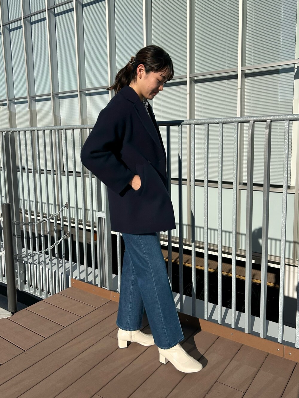 「NOLLEY'S、ミドル丈、ネイビーコート、チュニック、ニット、グレーニット、デニム、ストライプシャツ、大人カジュアル、高身長コーデ、高身長女子」｜「Rie Millerのセンタープレスハイウエストデニム（デニムパンツ、ブルー系）」を使った、fukudaさん（レディース・170cm）の秋コーディネートの5枚目の写真