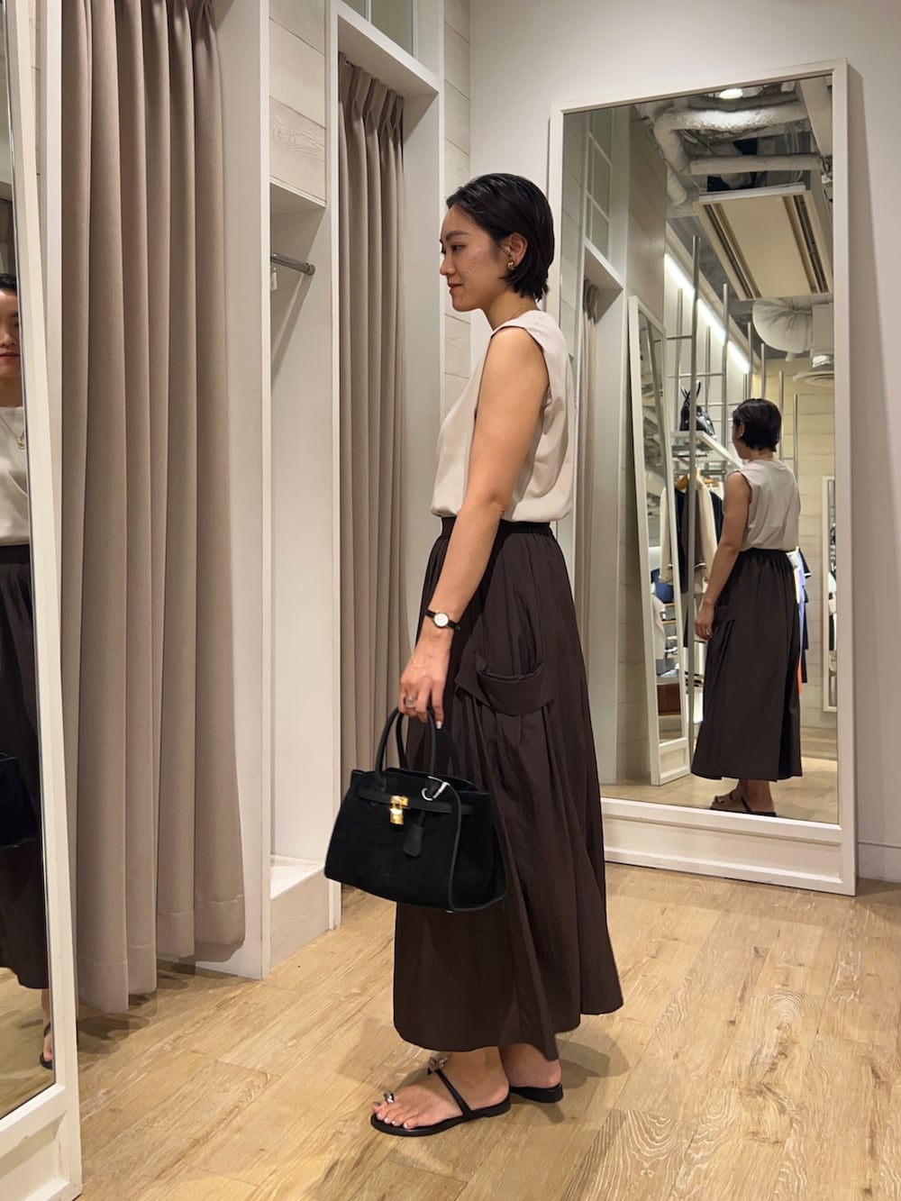 「ロングスカート、ノースリーブ、ベージュコーデ、ブラウンコーデ、大人かわいい、大人カジュアル、きれいめ、高身長女子、高身長コーデ、NOLLEY'S」｜「grace grace の【grace grace/グラスグラス】コインネックレス（ネックレス、ゴールド系）」を使った、fukudaさん（レディース・170cm）の夏コーディネートの5枚目の写真