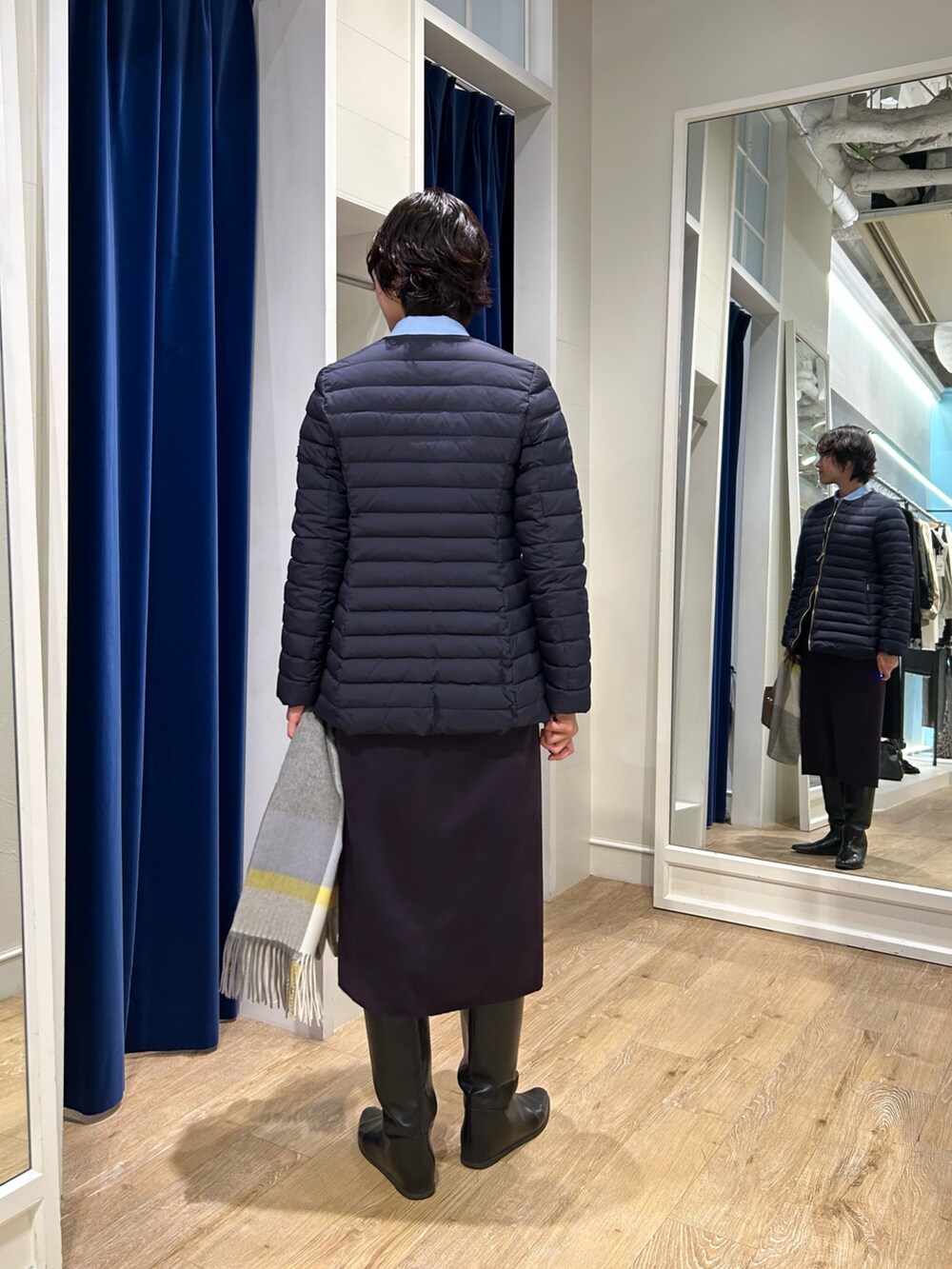 ブルー系のシャツ/ブラウス、ブルー系のダウンジャケット/コート、ブルー系のスカートを着用したレディースの秋コーディネートの6枚目の写真