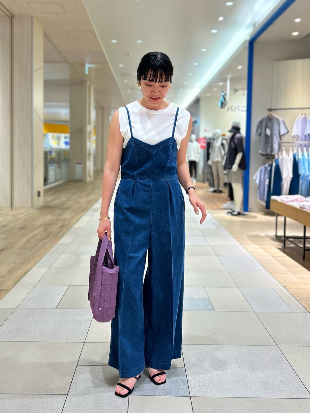 「NOLLEY'S、デニム、デニムコーデ、オールインワン、夏コーデ、きれいめカジュアル、大人かわいい、高身長女子、高身長コーデ」｜「NOLLEY’Sの【amicom/アミコム】ORIGAMI PLEATS M（ショルダーバッグ、パープル系）」を使った、fukudaさん（レディース・170cm）の夏コーディネートの2枚目の写真
