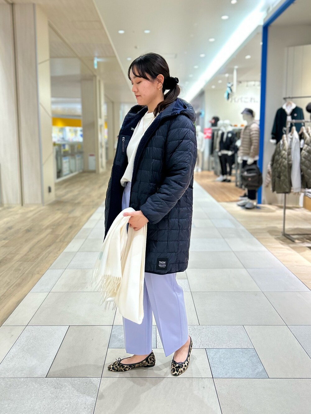 「NOLLEY'S、TAION、ダウン、リバーシブル、アウター、白ニット、カラーパンツ、大人カジュアル、休日スタイル、高身長女子、高身長コーデ」｜「NOLLEY’Sの愛されフラノタックワイドパンツ（その他パンツ、パープル系）」を使った、fukudaさん（レディース・170cm）の秋コーディネートの7枚目の写真