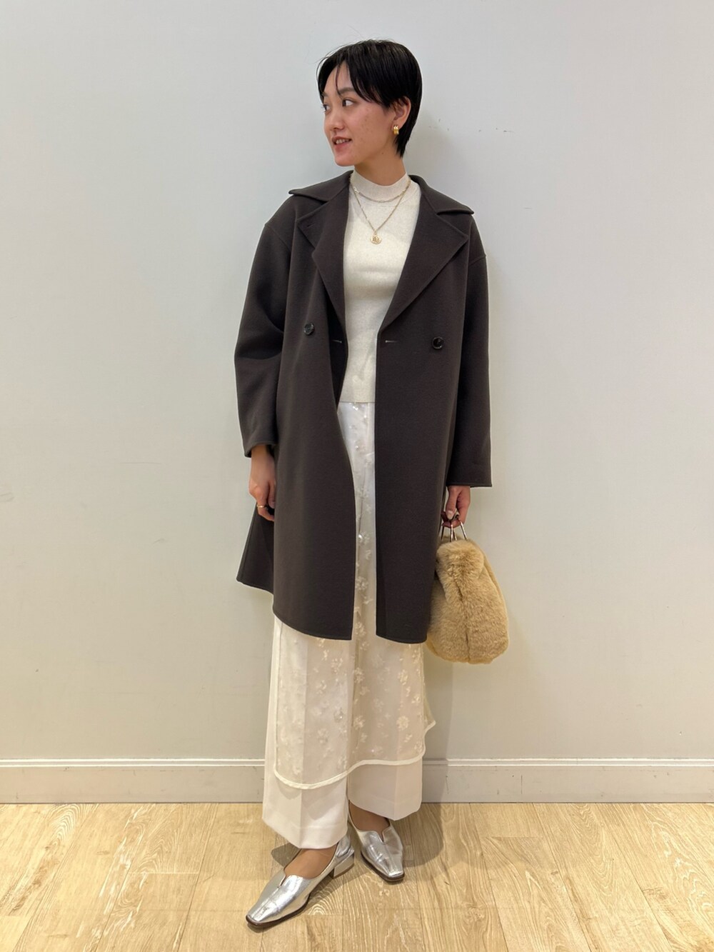 「NOLLEY'S、冬アウター、ホワイト、ホワイトパンツ、ラップスカート、クリスマスコーデ、ブラウン、ファーバッグ、大人かわいい、キレイめ、高身長女子、高身長コーデ、ショートヘア」|「NOLLEY’Sのエコファーリングハンドルバッグ(ショルダーバッグ、ベージュ系)」を使った、fukudaさん(レディース・170cm)の秋コーディネートの2枚目の写真