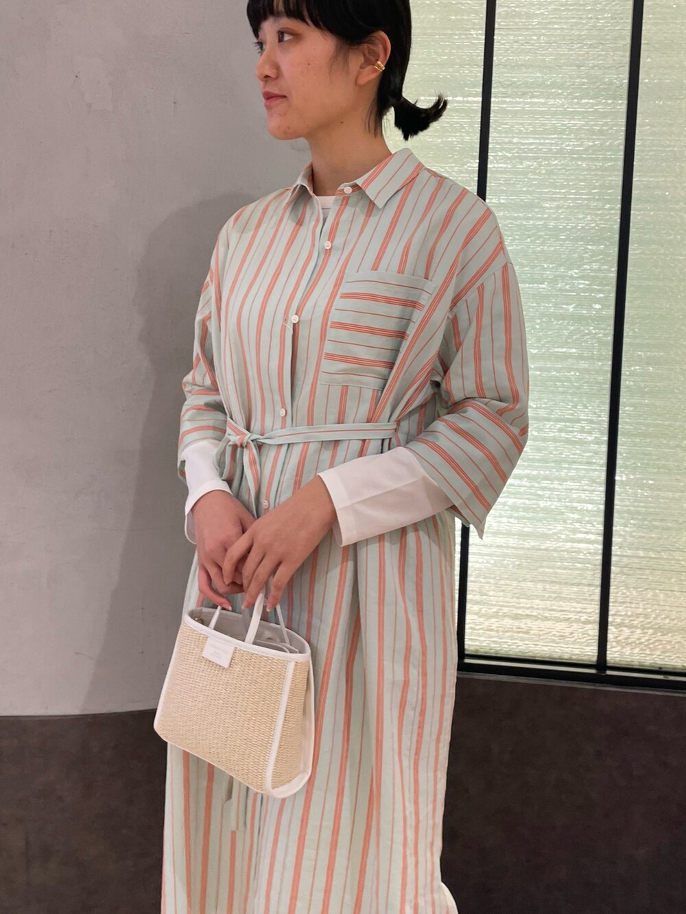 「ストライプワンピース、ノーリーズ、NOLLEY'S、ホワイトパンツ、テーパードパンツ、キレイめ、春コーデ、春物、羽織り、トレンチコート、シャツワンピ、高身長女子、高身長コーデ」｜「NOLLEY’Sのストライプシャツワンピース（シャツワンピース、グリーン系）」を使った、fukudaさん（レディース・170cm）の冬コーディネートの5枚目の写真