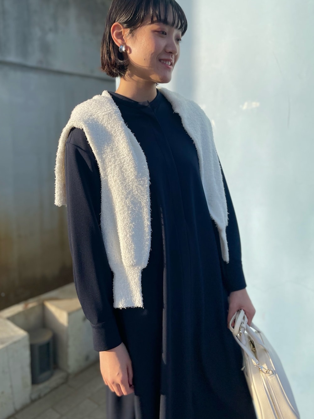 「NOLLEY'S、ノーリーズ、ネイビーワンピース、ストレッチ素材、シャギーニット、コットンニット、レイヤードスタイル、スリットパンツ、ホワイトバッグ、両前カーディガン、春コーデ、高身長女子、高身長コーデ」｜「NOLLEY’Sのレザーボストンバッグ（ボストンバッグ、ホワイト系）」を使った、fukudaさん（レディース・170cm）の冬コーディネートの5枚目の写真
