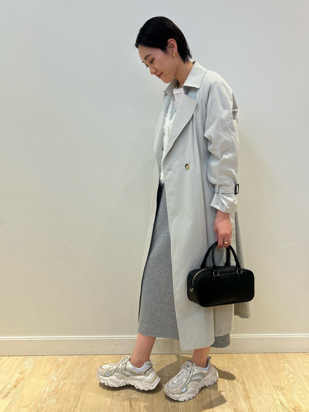 「レイヤードスタイル、オトナカジュアル、楽チンコーデ、春服、きれいめコーデ、大人かわいい、高身長女子、ベストコーデ、タイトスカート、高身長コーデ、ショートヘア、トレンチコート、NOLLEY'S」|「NOLLEY’S Sophiのシアーフライス ロンT(Tシャツ/カットソー、ホワイト系)」を使った、fukudaさん(レディース・170cm)の冬コーディネートの5枚目の写真