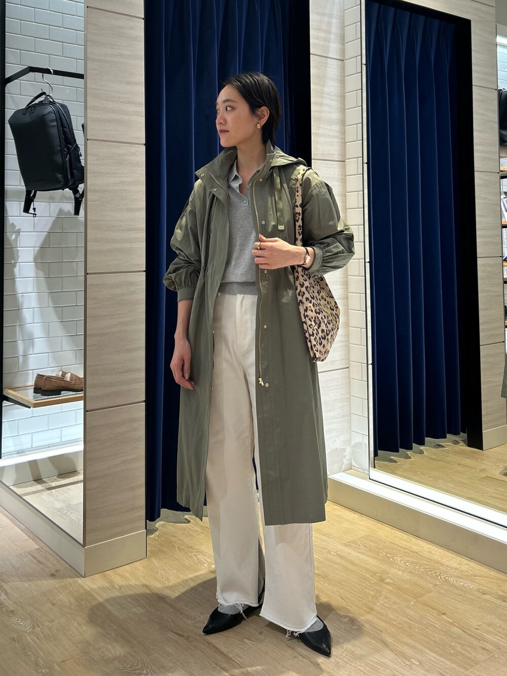 「NOLLEY'S、カーキ、カーキアウター、春コーデ、春アウター、ポロニット、白パンツ、白デニム、フレアデニム、デニム、デニムコーデ、レオパード、大人カジュアル、大人かわいい、高身長女子」｜「NOLLEY’S Sophiの《手洗い可能》ポロ衿プルオーバーニット（ニット/セーター、グレー系）」を使った、fukudaさん（レディース・170cm）の冬コーディネートの4枚目の写真