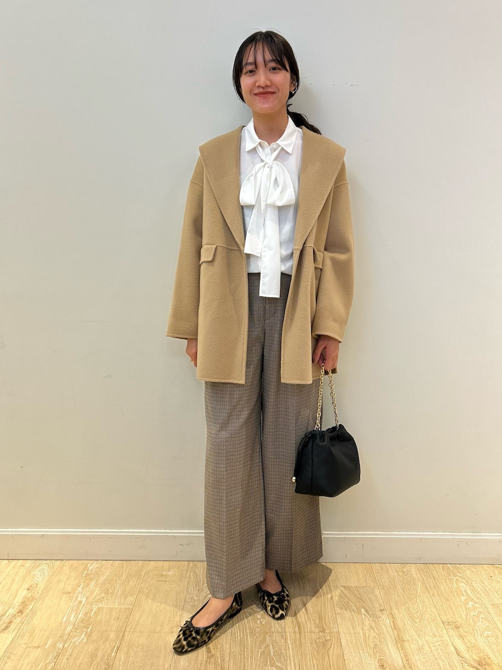 「NOLLEY'S、リバーコート、ブラウン、チェック、オトナカワイイ、キャメル、リボンブラウス、大人カジュアル、レオパード、甘めカジュアルコーデ、ハーフコート、高身長女子、高身長コーデ」｜「NOLLEY’Sの巾着チェーンバッグ（ショルダーバッグ、ブラック系）」を使った、fukudaさん（レディース・170cm）の秋コーディネートの3枚目の写真