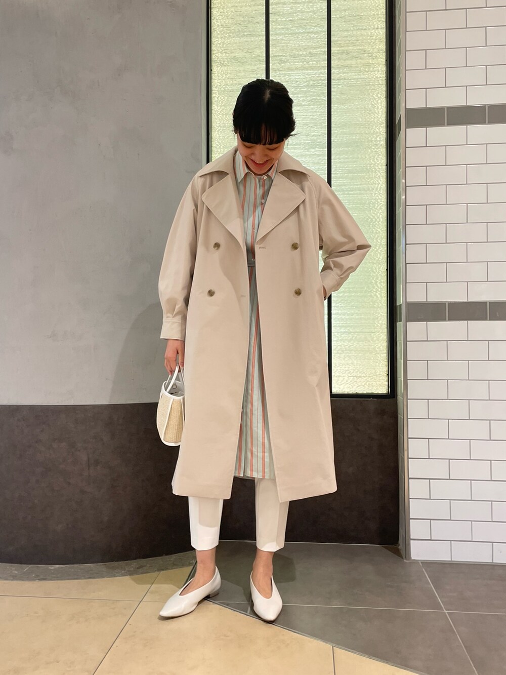 「ストライプワンピース、ノーリーズ、NOLLEY'S、ホワイトパンツ、テーパードパンツ、キレイめ、春コーデ、春物、羽織り、トレンチコート、シャツワンピ、高身長女子、高身長コーデ」｜「NOLLEY’Sのストライプシャツワンピース（シャツワンピース、グリーン系）」を使った、fukudaさん（レディース・170cm）の冬コーディネートの7枚目の写真