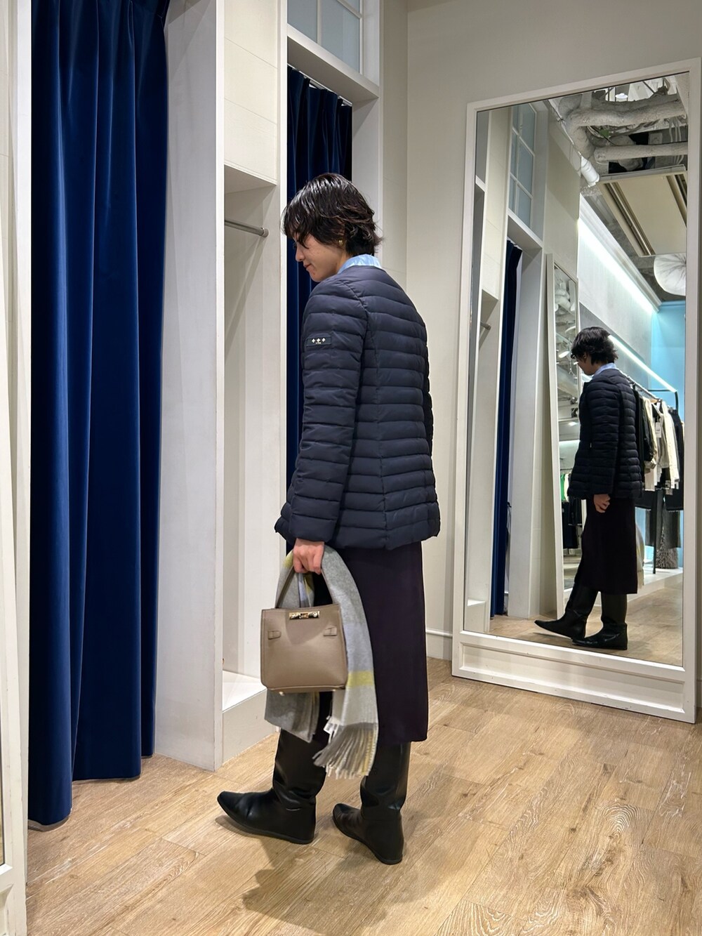 ブルー系のシャツ/ブラウス、ブルー系のダウンジャケット/コート、ブルー系のスカートを着用したレディースの秋コーディネートの5枚目の写真