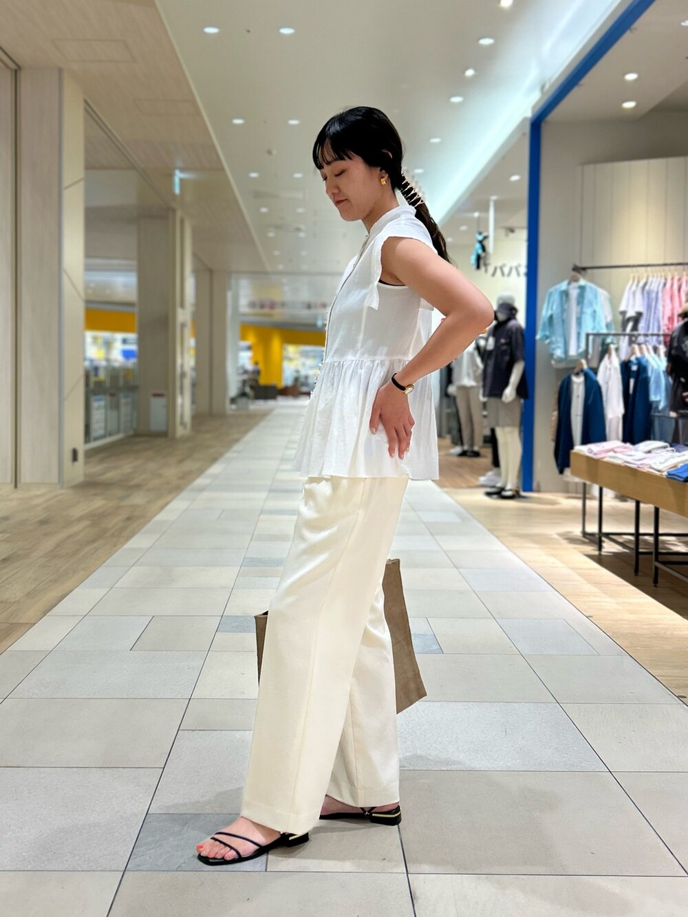 その他のトートバッグ、ホワイト系のその他パンツ、ホワイト系のシャツ/ブラウスを着用したレディースの夏コーディネートの5枚目の写真