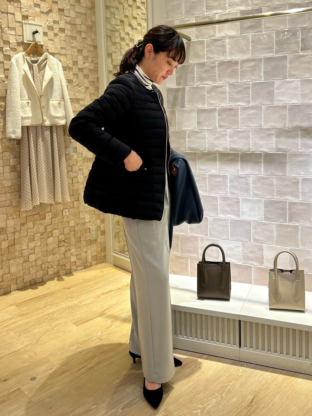 「NOLLEY'S、タトラス、キレイめ、ワイドパンツ、お出かけコーデ、通勤コーデ、ダウン、高身長女子、高身長コーデ」｜「NOLLEY’Sのウォッシャブルイージーワイドパンツ（その他パンツ、グレー系）」を使った、fukudaさん（レディース・170cm）の秋コーディネートの4枚目の写真