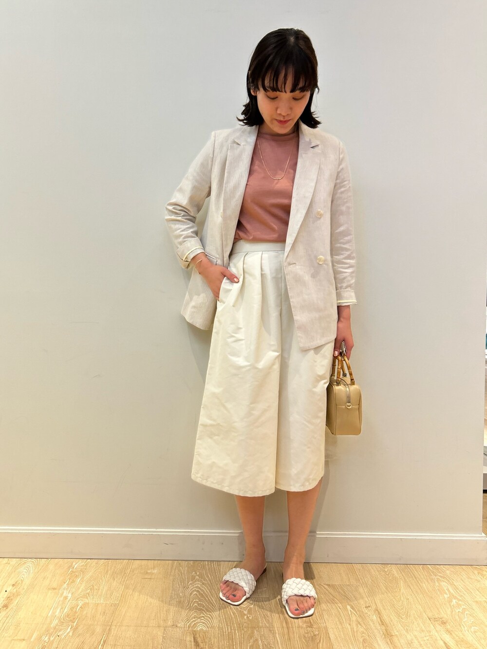 「NOLLEY'S、キュロット、きれいめカジュアル、春コーデ、春夏コーデ、ジャケット、ジャケットスタイル、ホワイトコーデ、ベージュコーデ、高身長女子、高身長コーデ」｜「NOLLEY’Sのタフタキュロット（その他パンツ、ホワイト系）」を使った、fukudaさん（レディース・170cm）の春コーディネートの2枚目の写真
