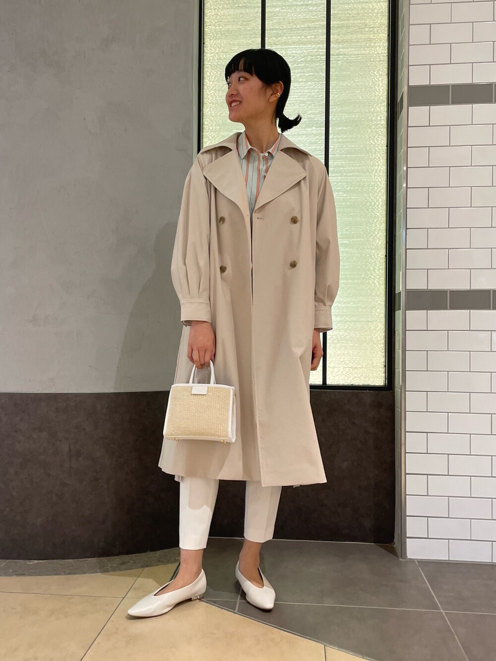 「ストライプワンピース、ノーリーズ、NOLLEY'S、ホワイトパンツ、テーパードパンツ、キレイめ、春コーデ、春物、羽織り、トレンチコート、シャツワンピ、高身長女子、高身長コーデ」｜「NOLLEY’Sのストライプシャツワンピース（シャツワンピース、グリーン系）」を使った、fukudaさん（レディース・170cm）の冬コーディネートの6枚目の写真