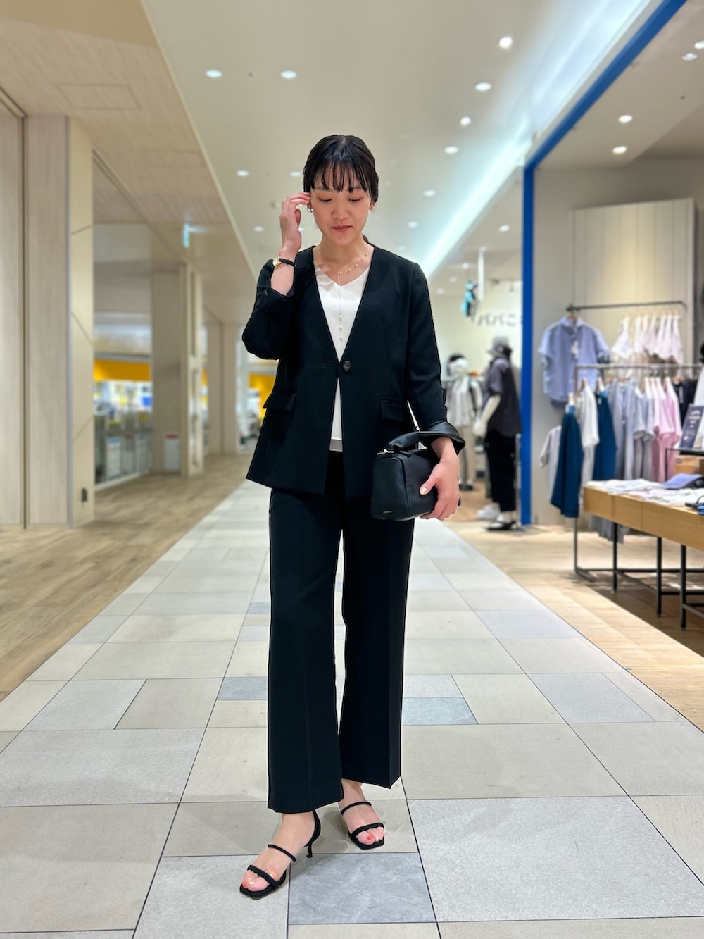 「NOLLEY'S、フォーマル、セミフォーマル、きちんとスタイル、ブラックコーデ、キレイめ、マニッシュ、セットアップ、モノトーン、ジャケット、高身長女子、高身長コーデ」｜「NOLLEY’S Sophiの《セットアップ対応》ウォッシャブルマットサテンワイドストレートパンツ（その他パンツ、ブラック系）」を使った、fukudaさん（レディース・170cm）の夏コーディネートの5枚目の写真
